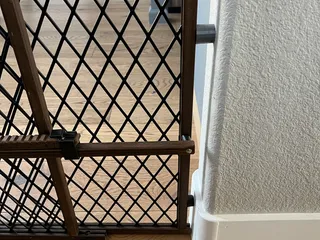 Baby gate best sale with foot release