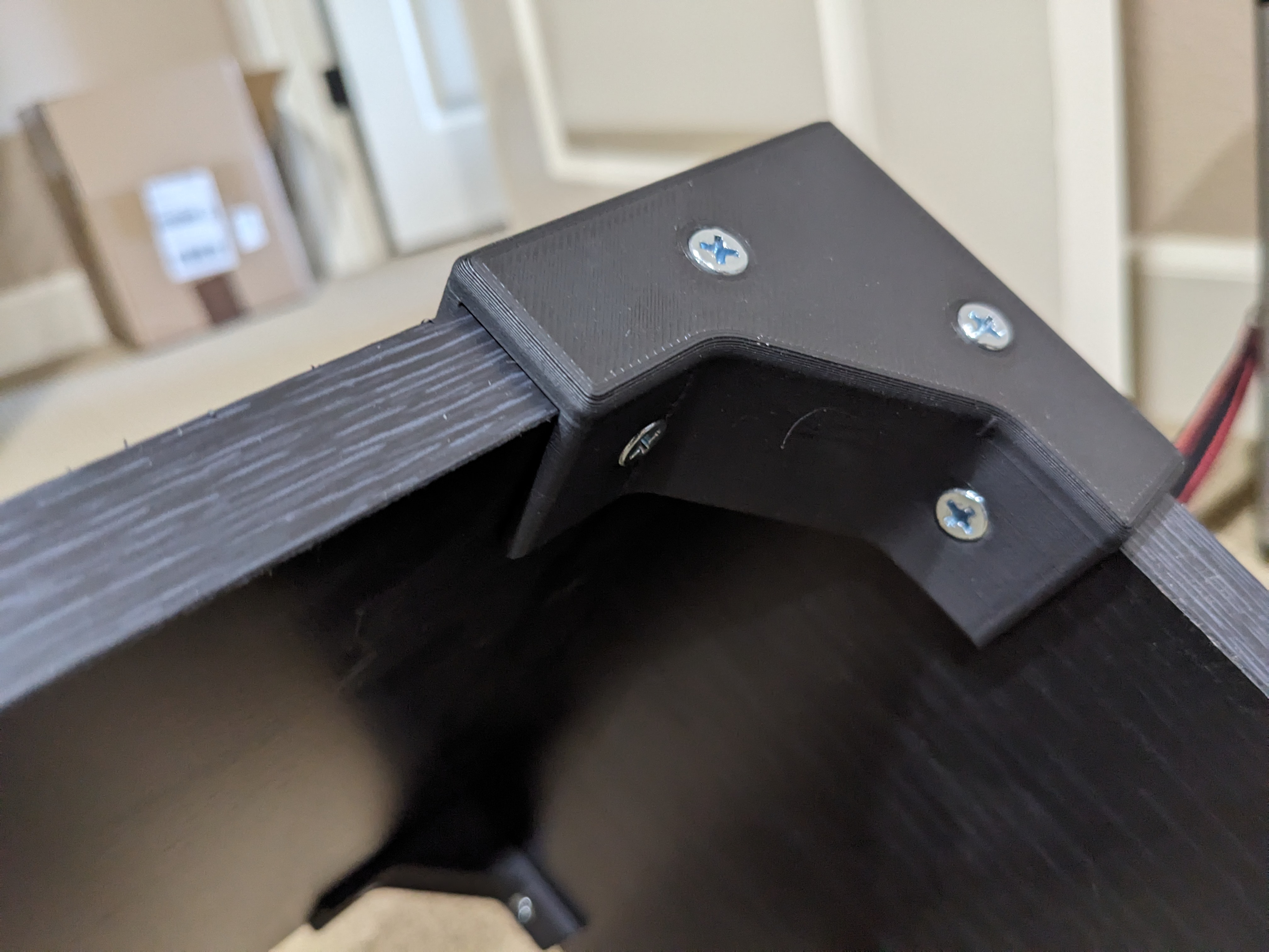 Desk hutch/shelf brace
