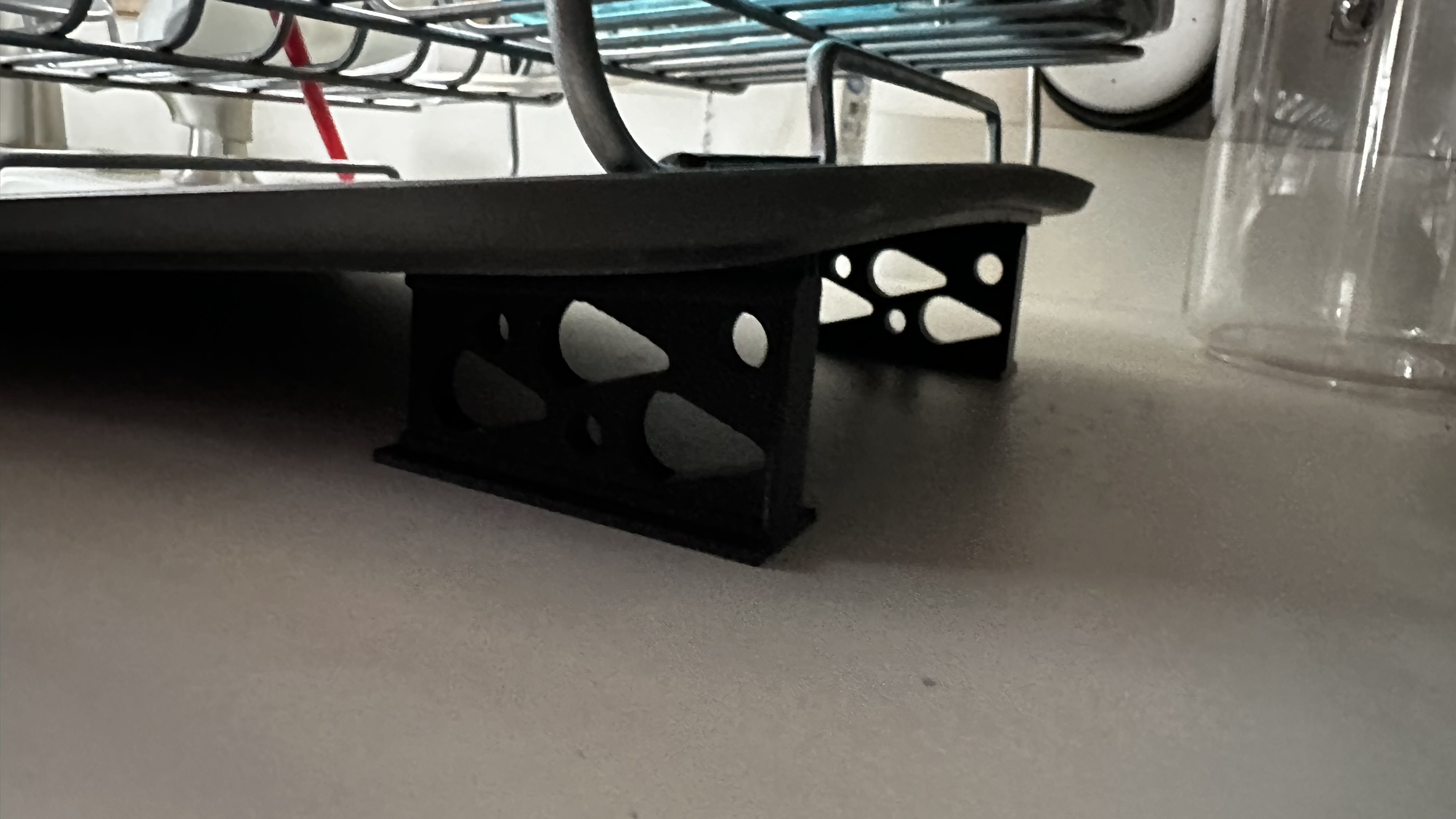 Stable dishrack foot