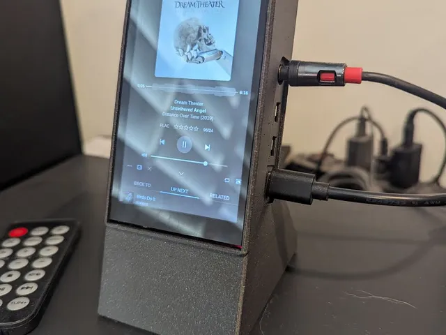 Raspberry Pi 4 + Hyperpixel 4.0 Standing Portrait Case