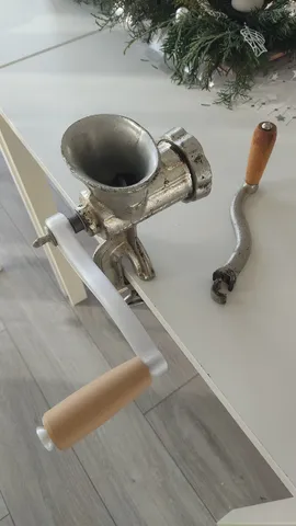 Replacement handle for hand grinder