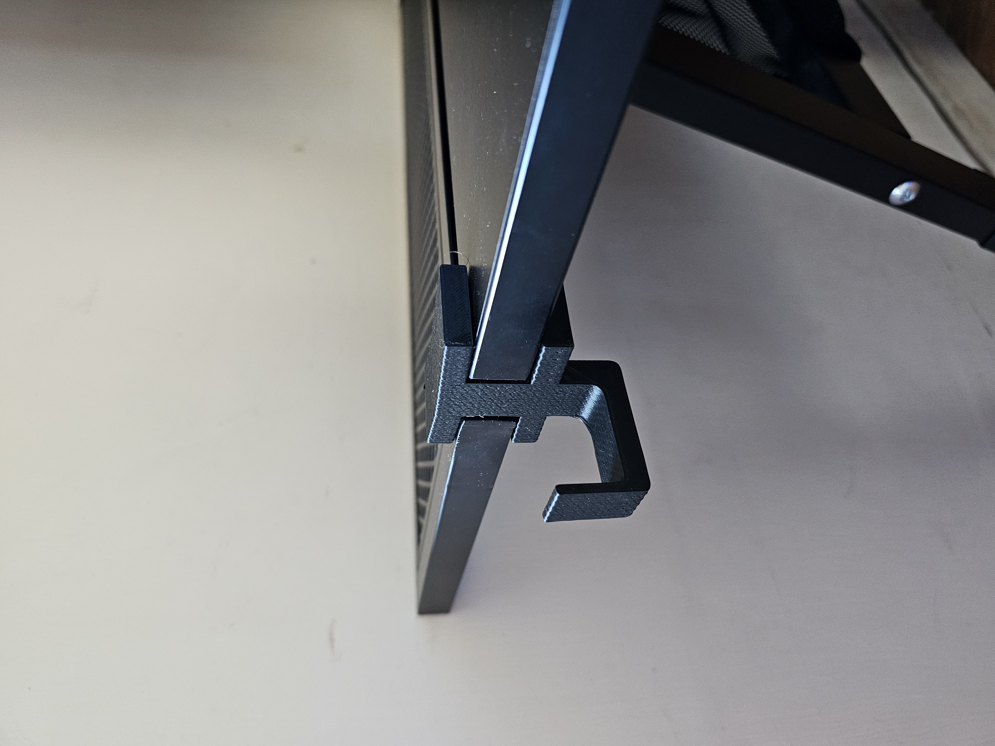 Side bag/backpack hanger for IKEA Utespelare