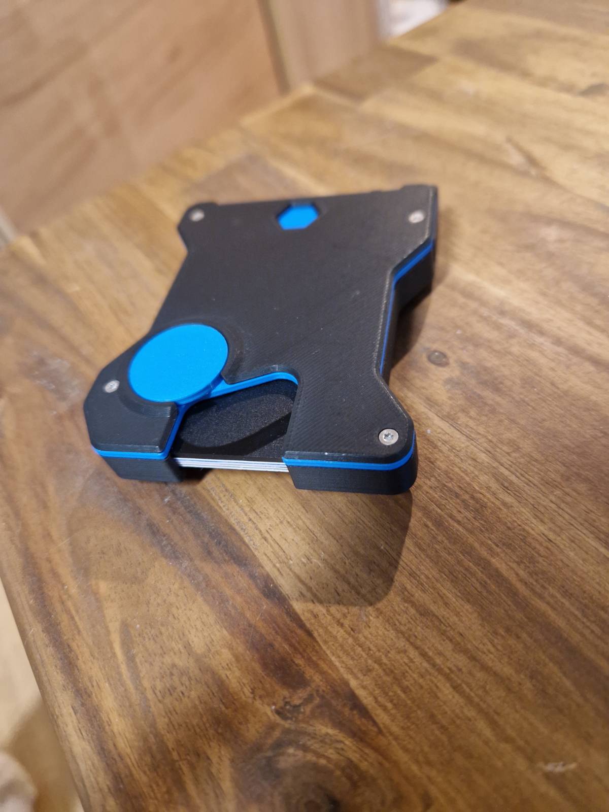 FluxWallet - A magnetically locking wallet — thumbnail 2
