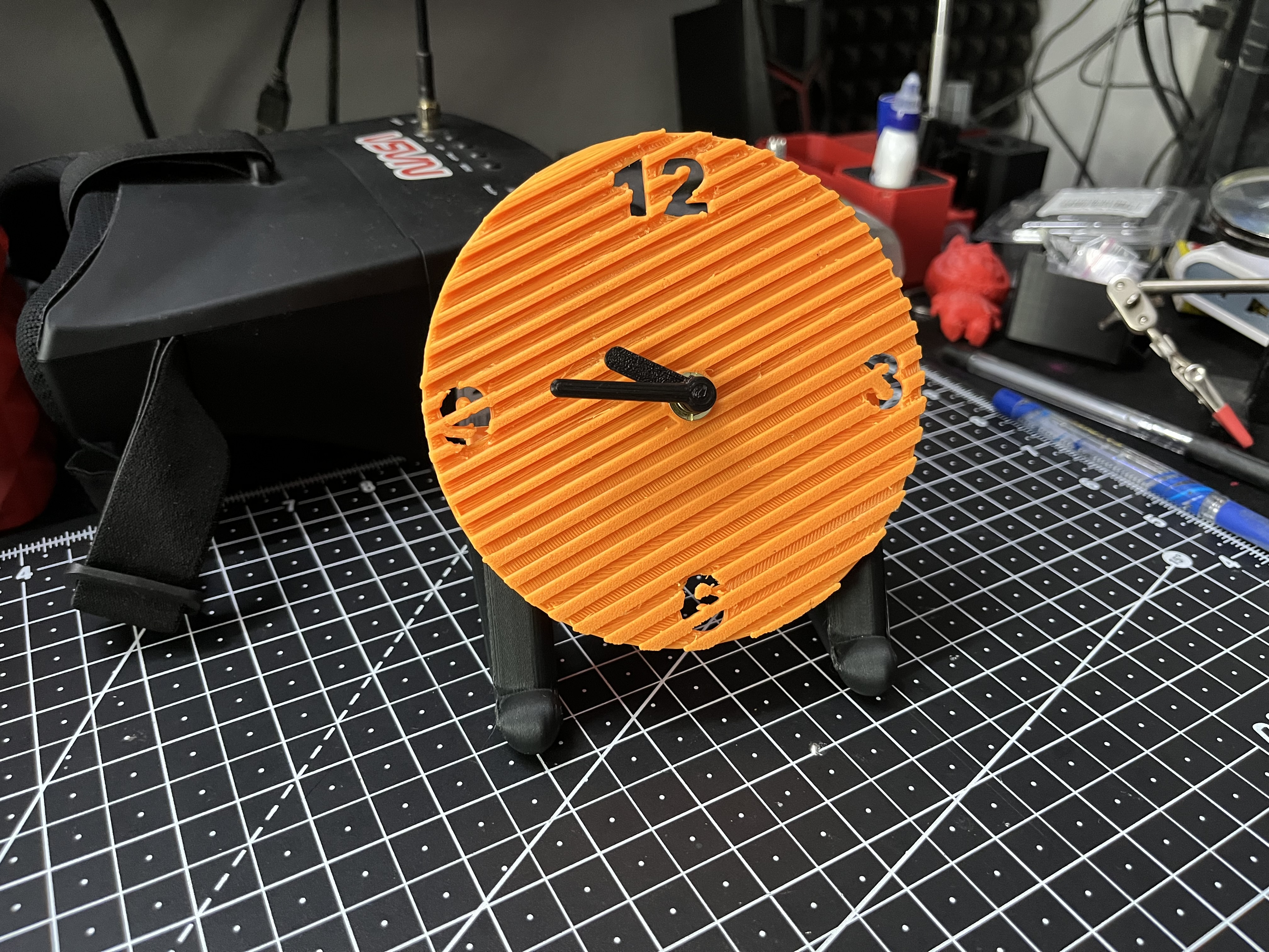 Miniatura 2 do modelo 3D Asymmetric Modern Table Clock