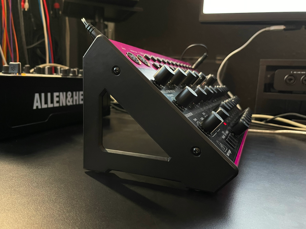 DESKTOP STAND FOR BEHRINGER EDGE/SPICE/CRAVE/GRIND (SCREW MOUNTED)