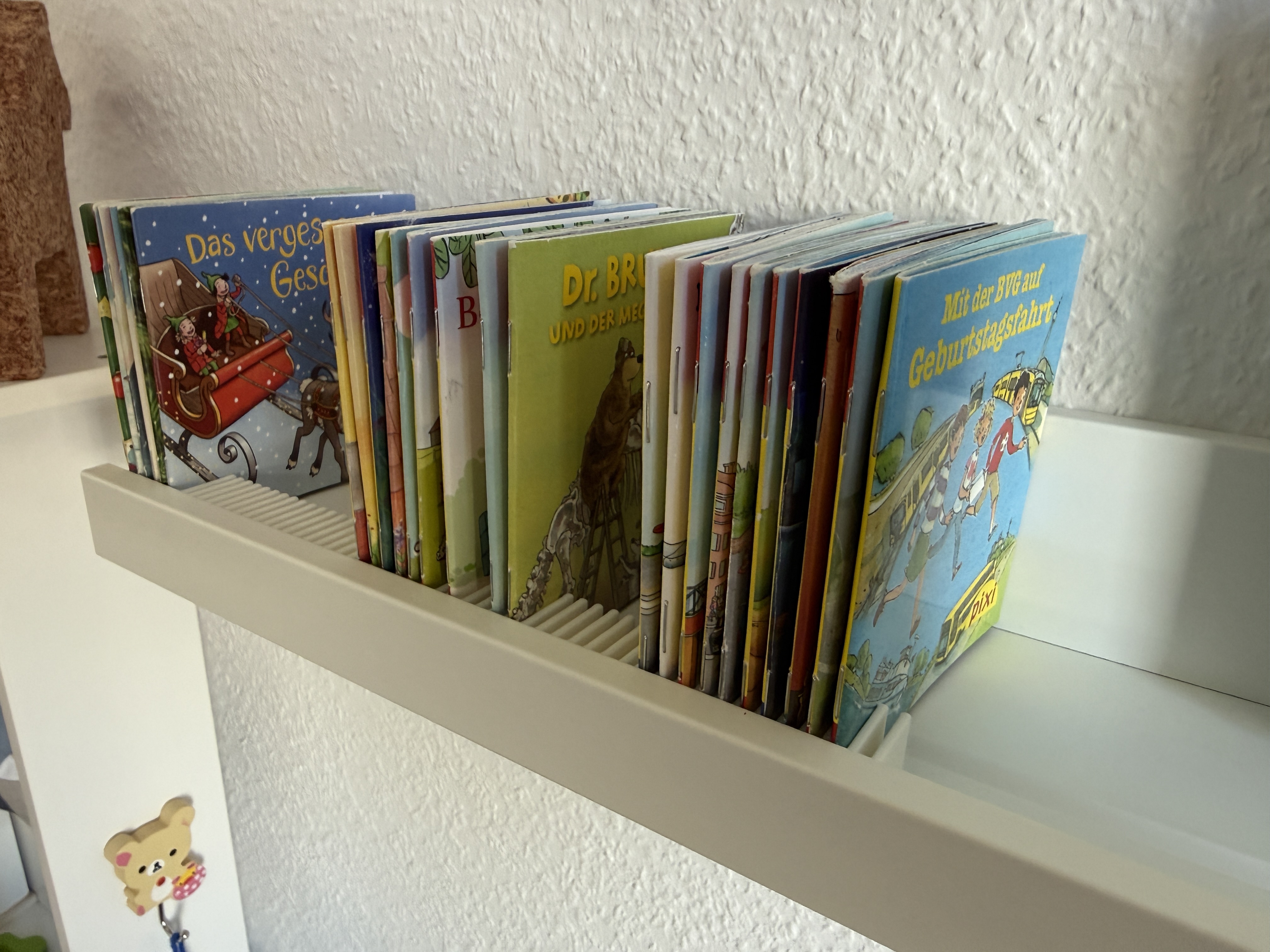 Clean Pixi book holder for Ikea Mosslanda shelf