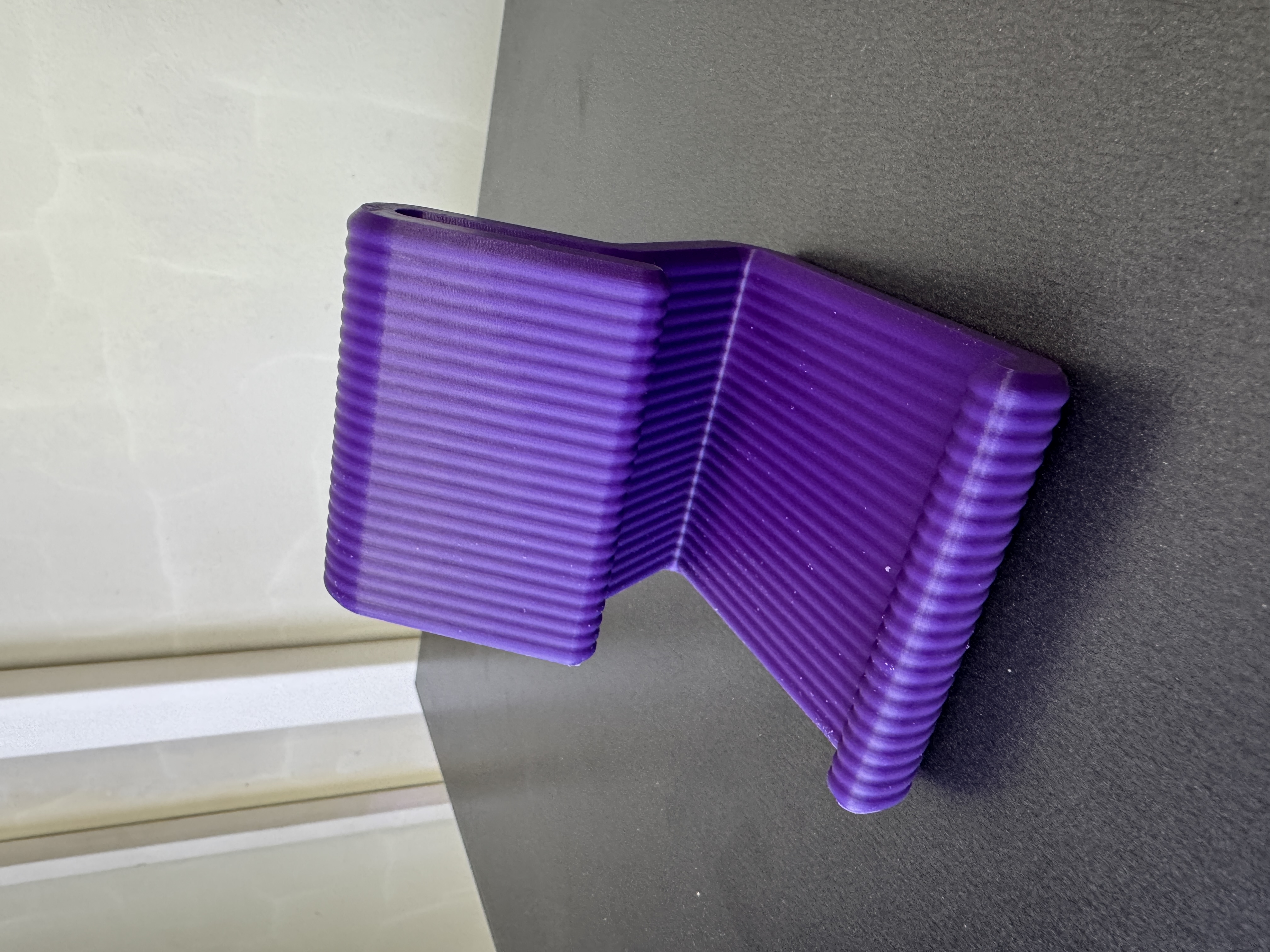 Parametrical Ribbed Phone Stand (Solidworks) — miniatura 3