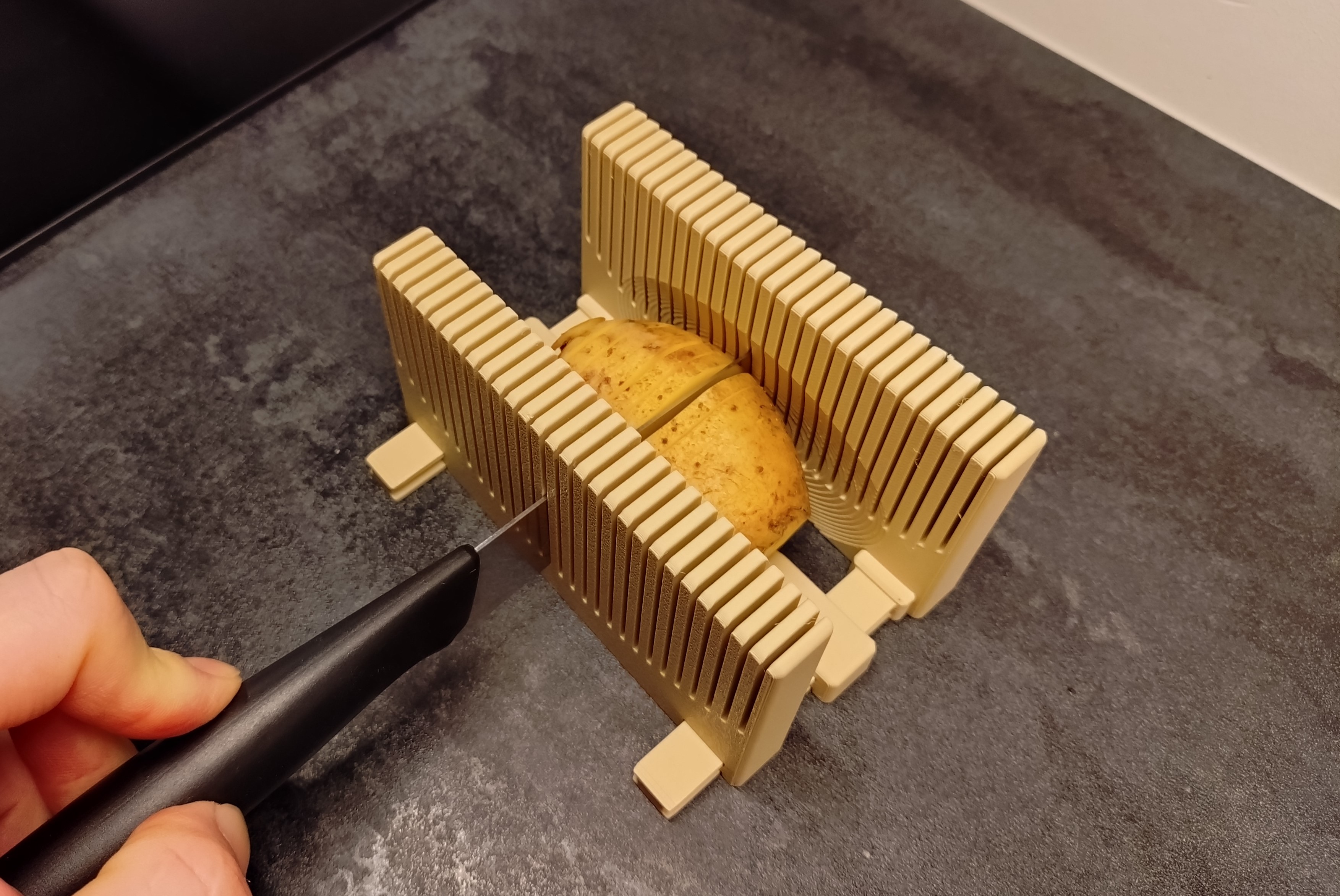 Hasselback slicing frame