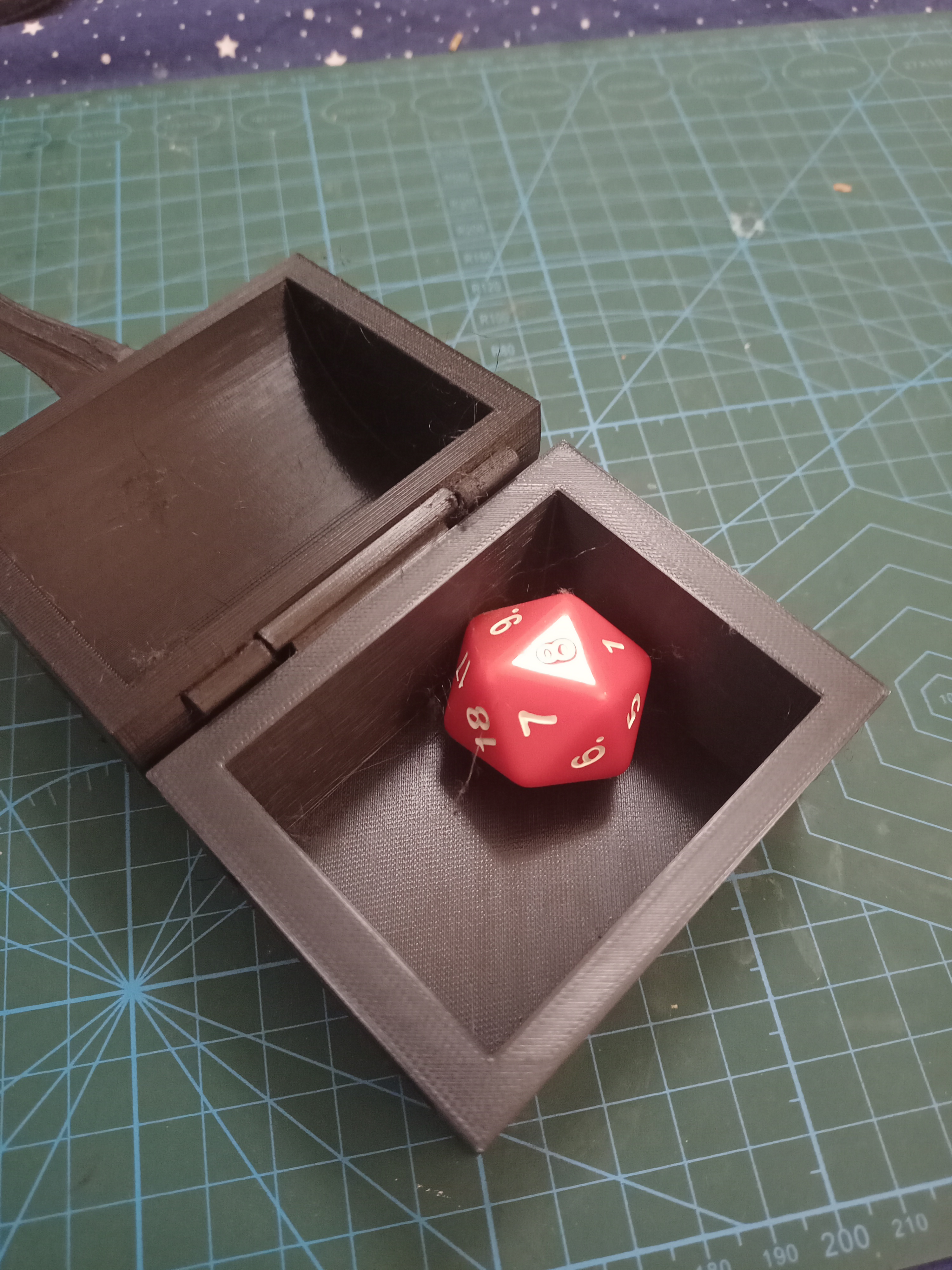 Miniatura 2 do modelo 3D Fully functional DnD mimic chest