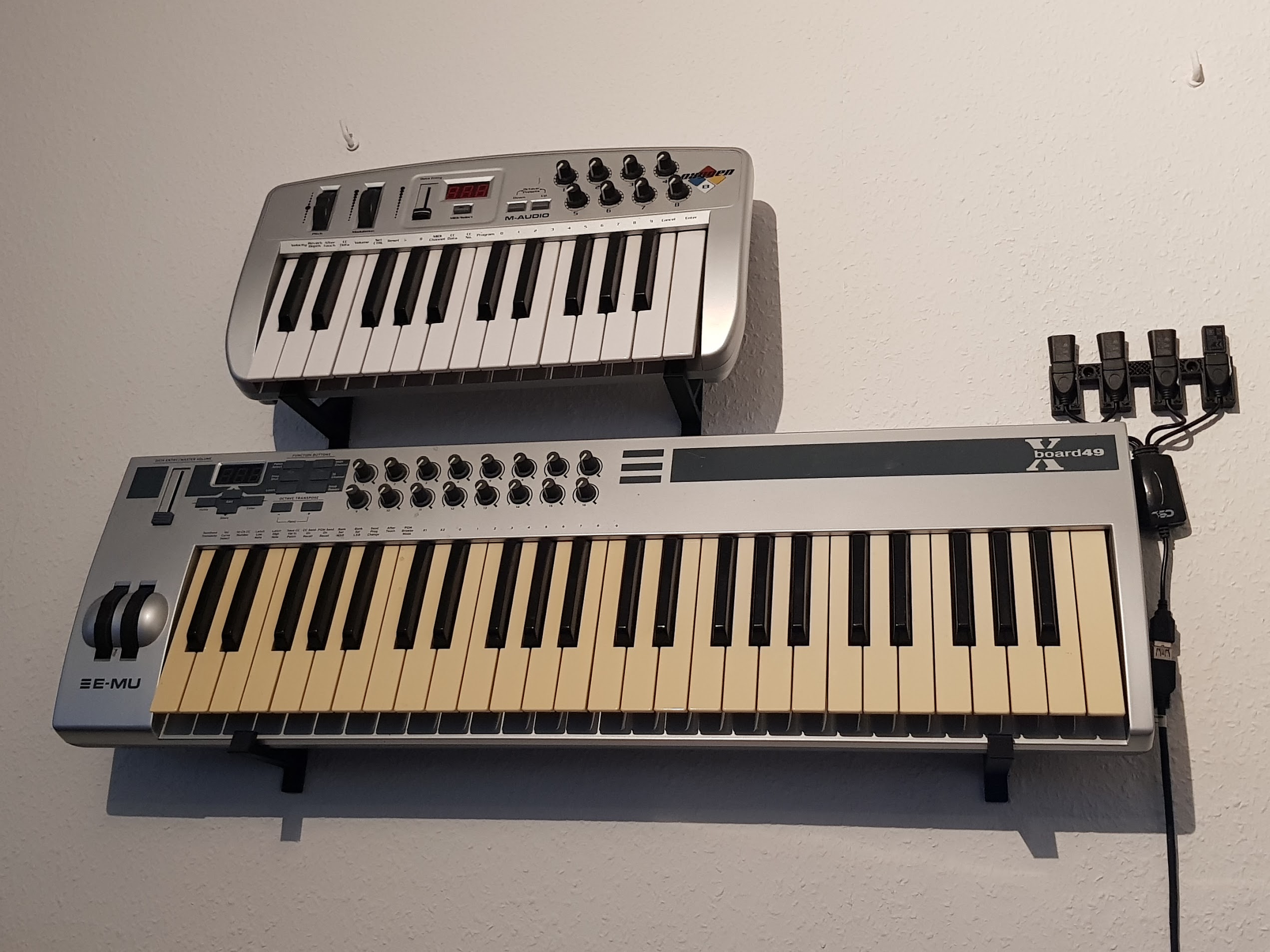 MIDI keyboard wall holder by Plaster | Download free STL model 