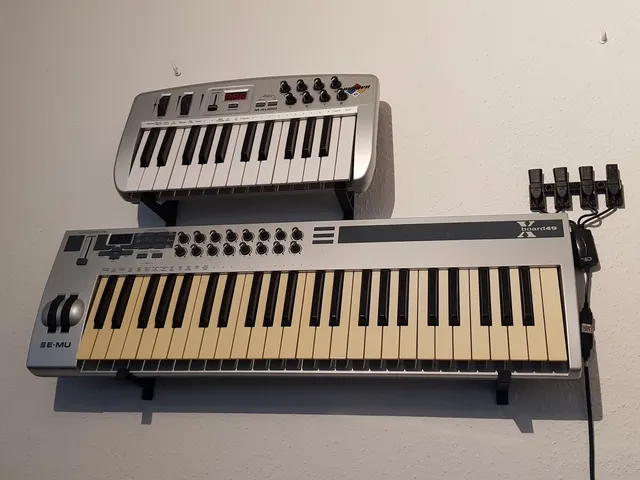 MIDI keyboard wall holder