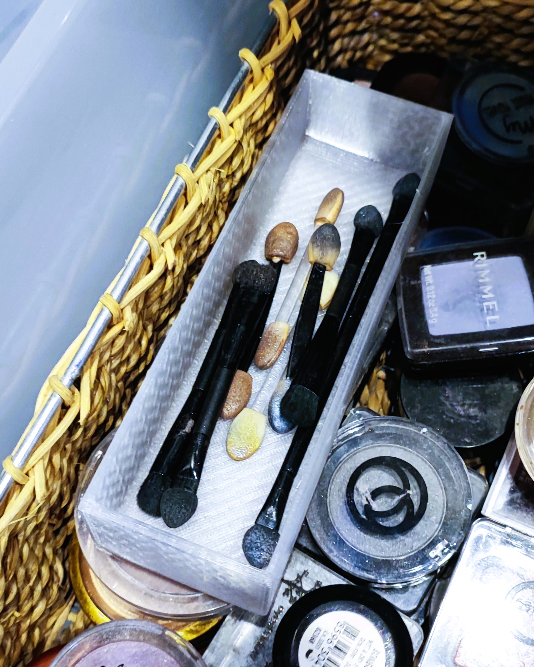 Bowl for facial brushes