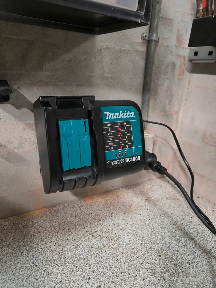 Makita charger mount for DC18SD charger by Rasmus Download free