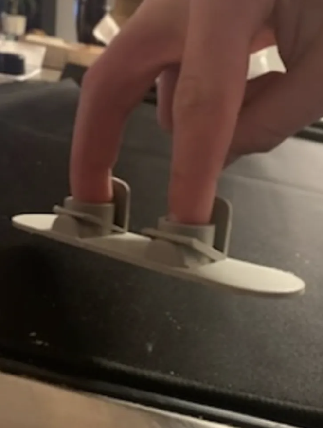 Miniatura 2 do modelo 3D FINGER SNOWBOARD