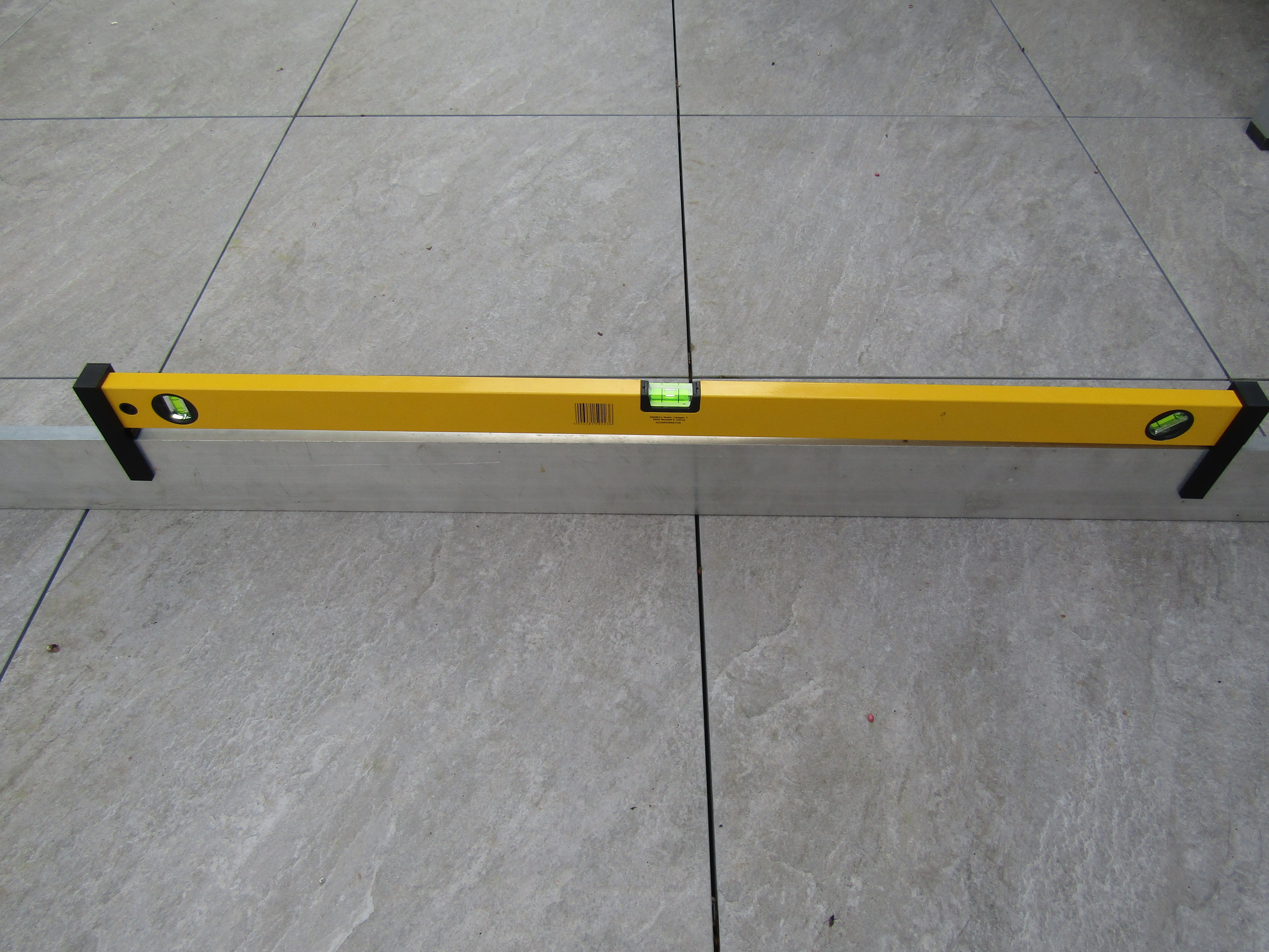 Spirit level mount to straightedge