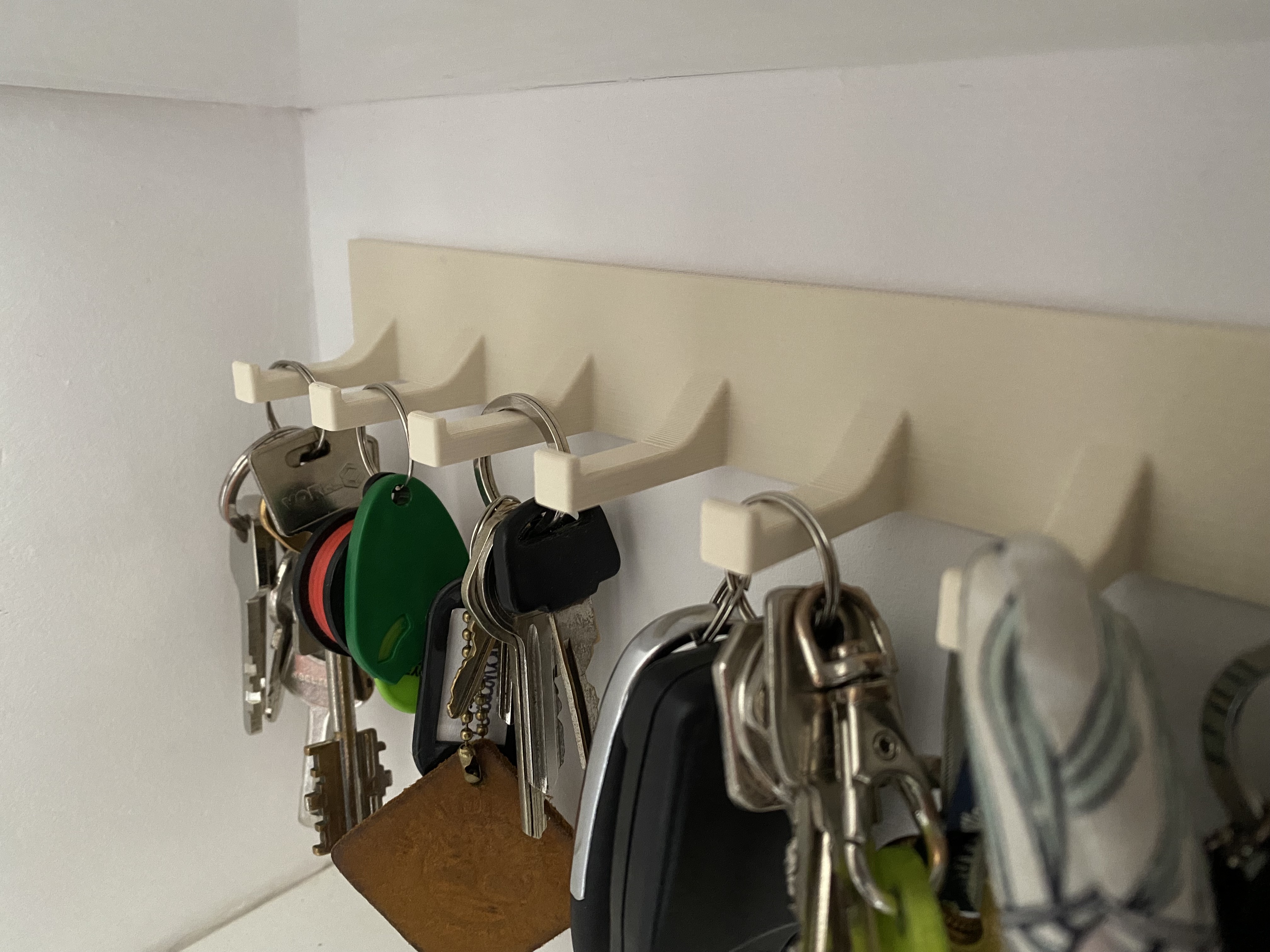 Key wall holder/hanger for 8 keys