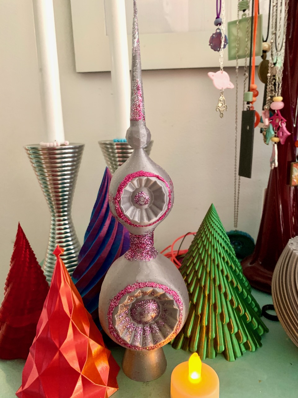 Vintage-style Vase Mode Tree Topper