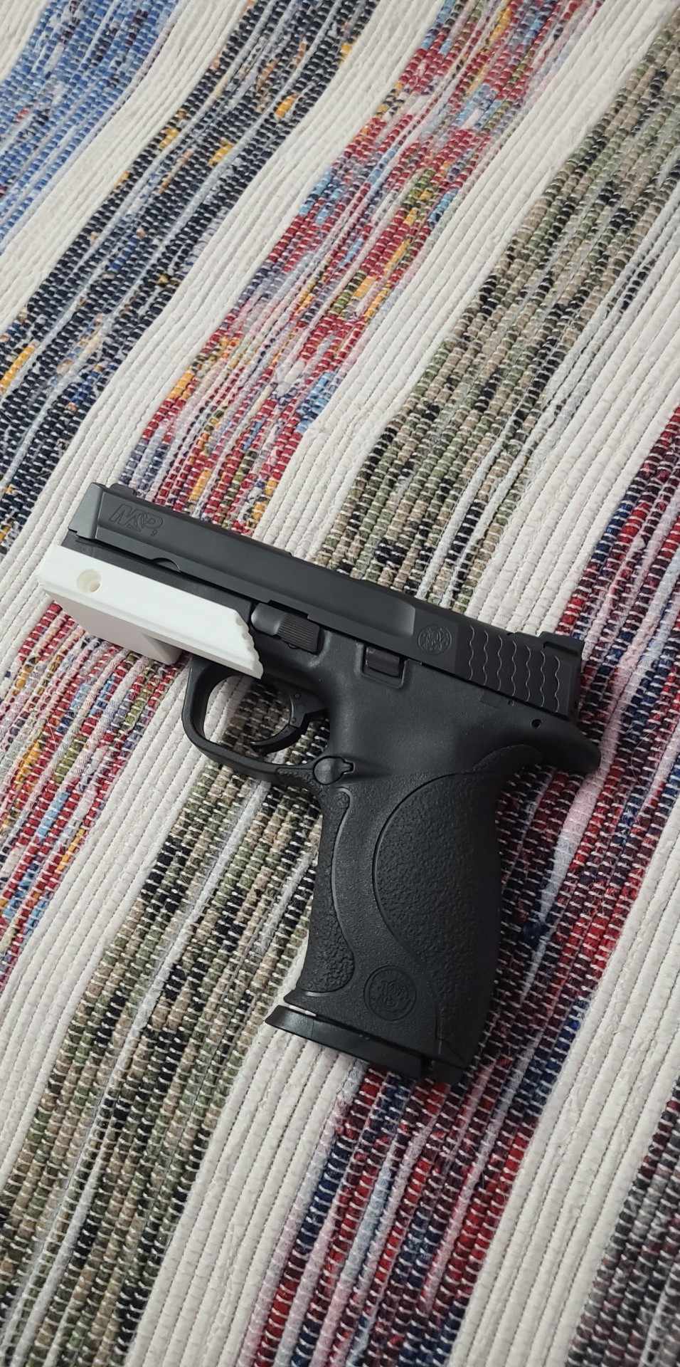 thumb rest for picatinny front rail on a pistol by François Dubeau