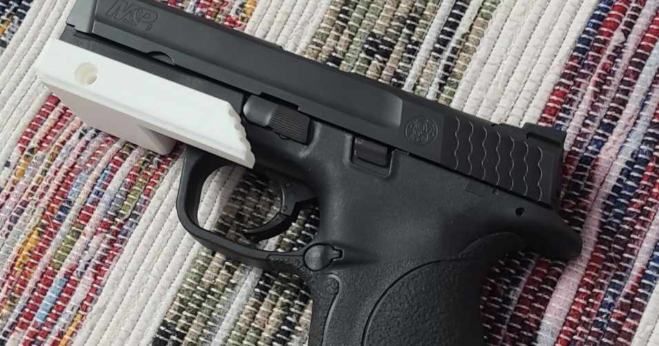 thumb rest for picatinny front rail on a pistol by François Dubeau