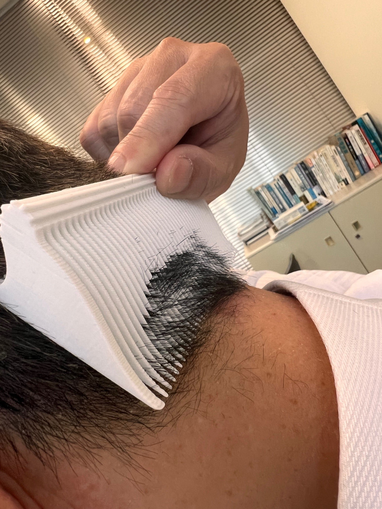 Miniatura 2 do modelo 3D BARBER FADING COMB