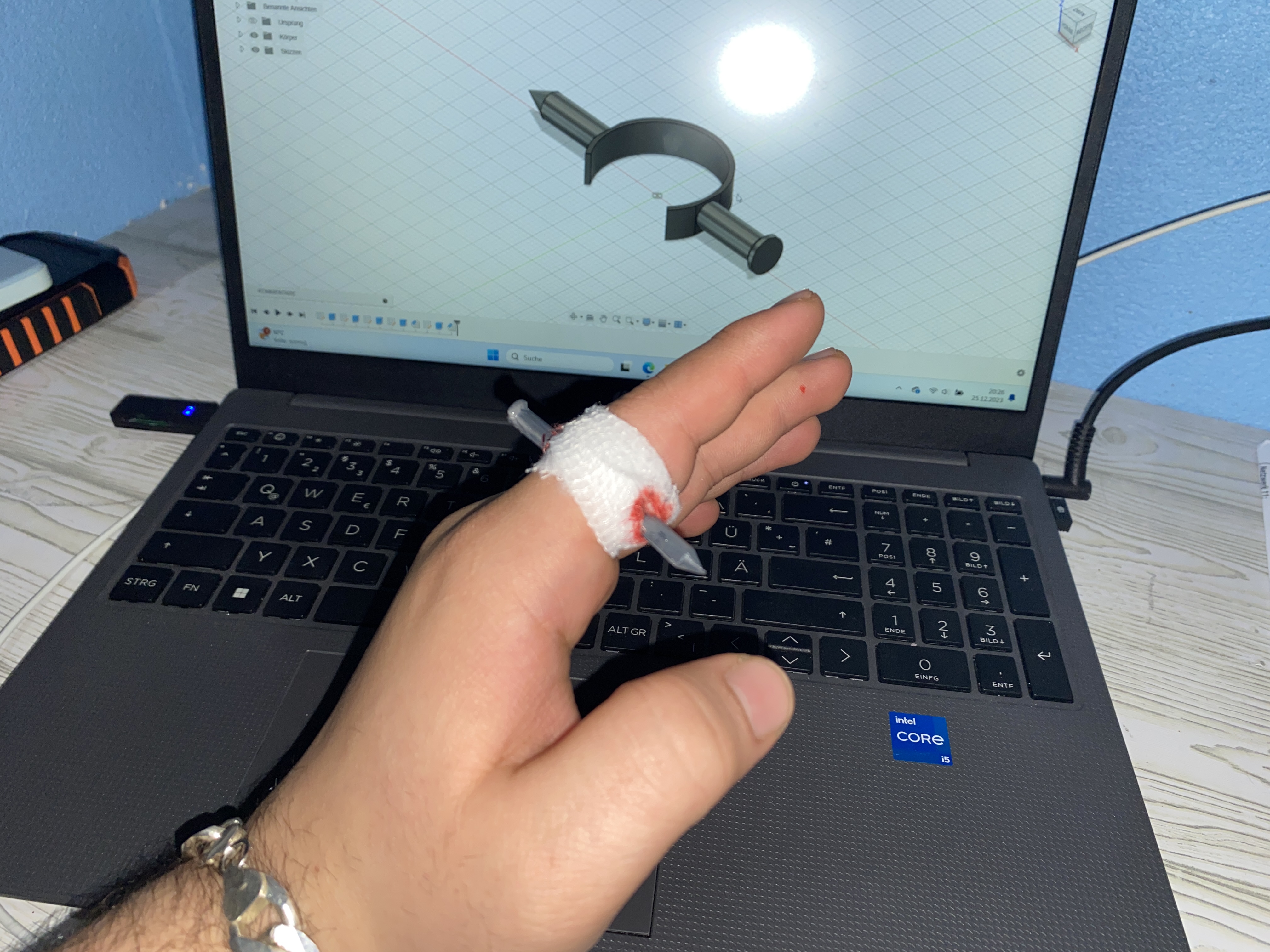 Nagel durch Finger