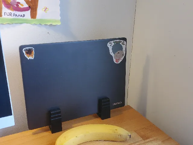Vertical laptop holder with table clamps (all parts FDM printed)