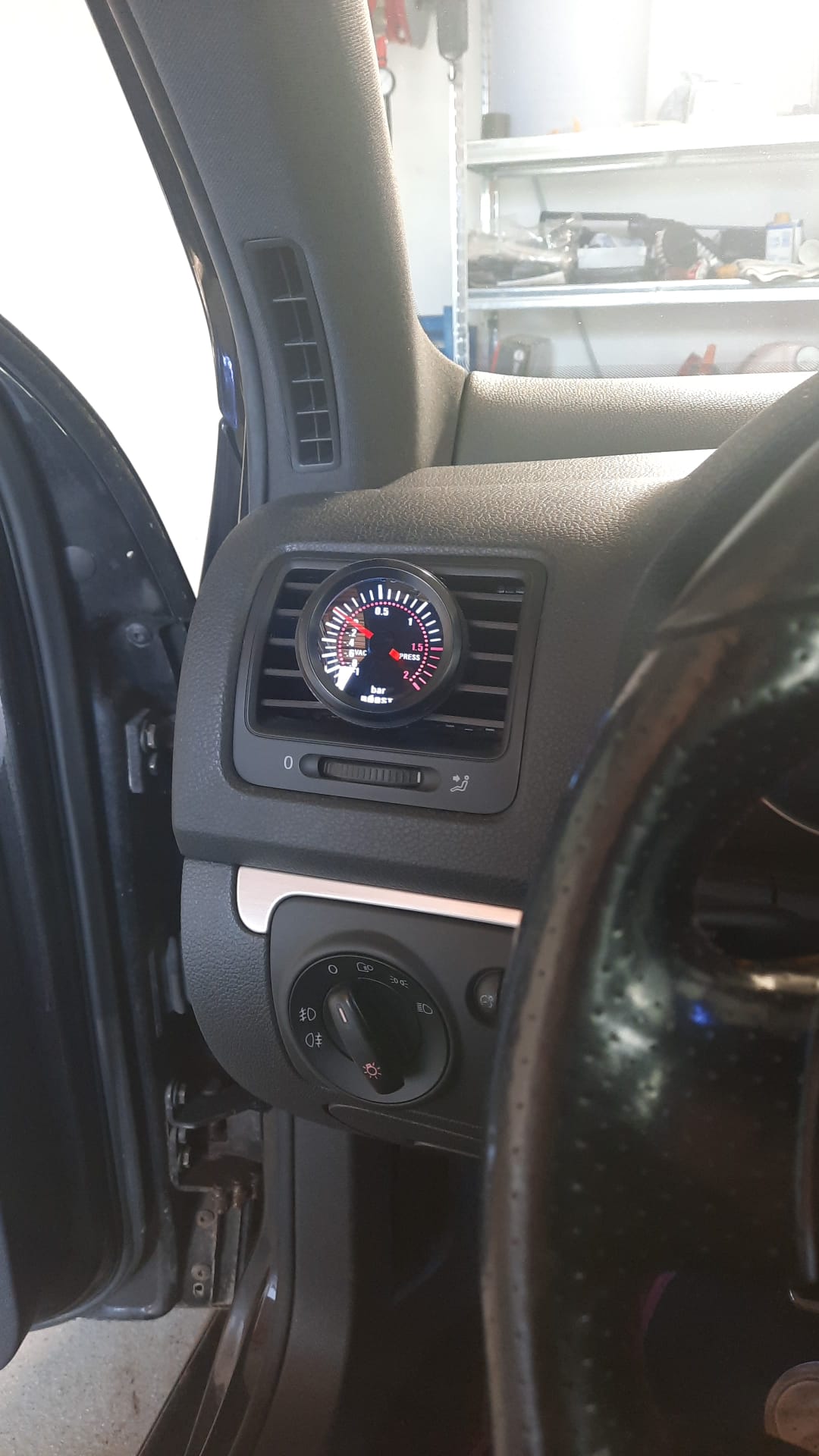 VW Golf 5 ventilation instrument mount
