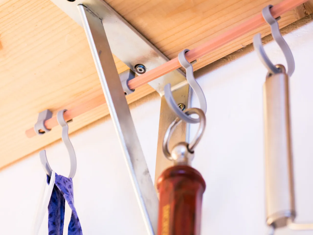 Organization hanging system with brackets, rods and hooks (Kitchen