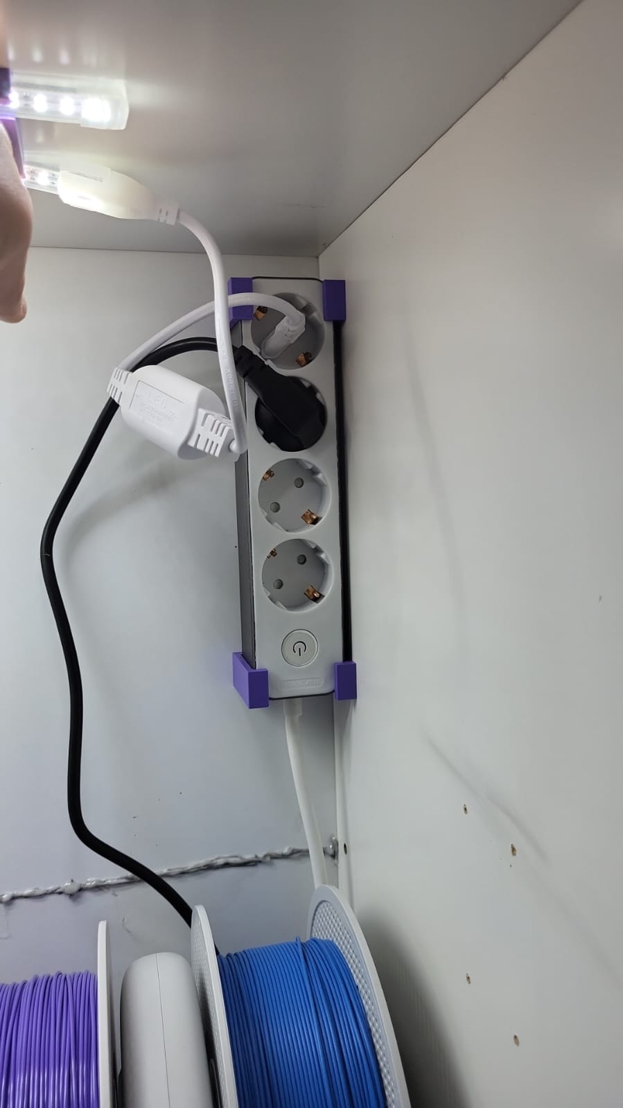 Power strip holder by Alexandre Ramos Download free STL model