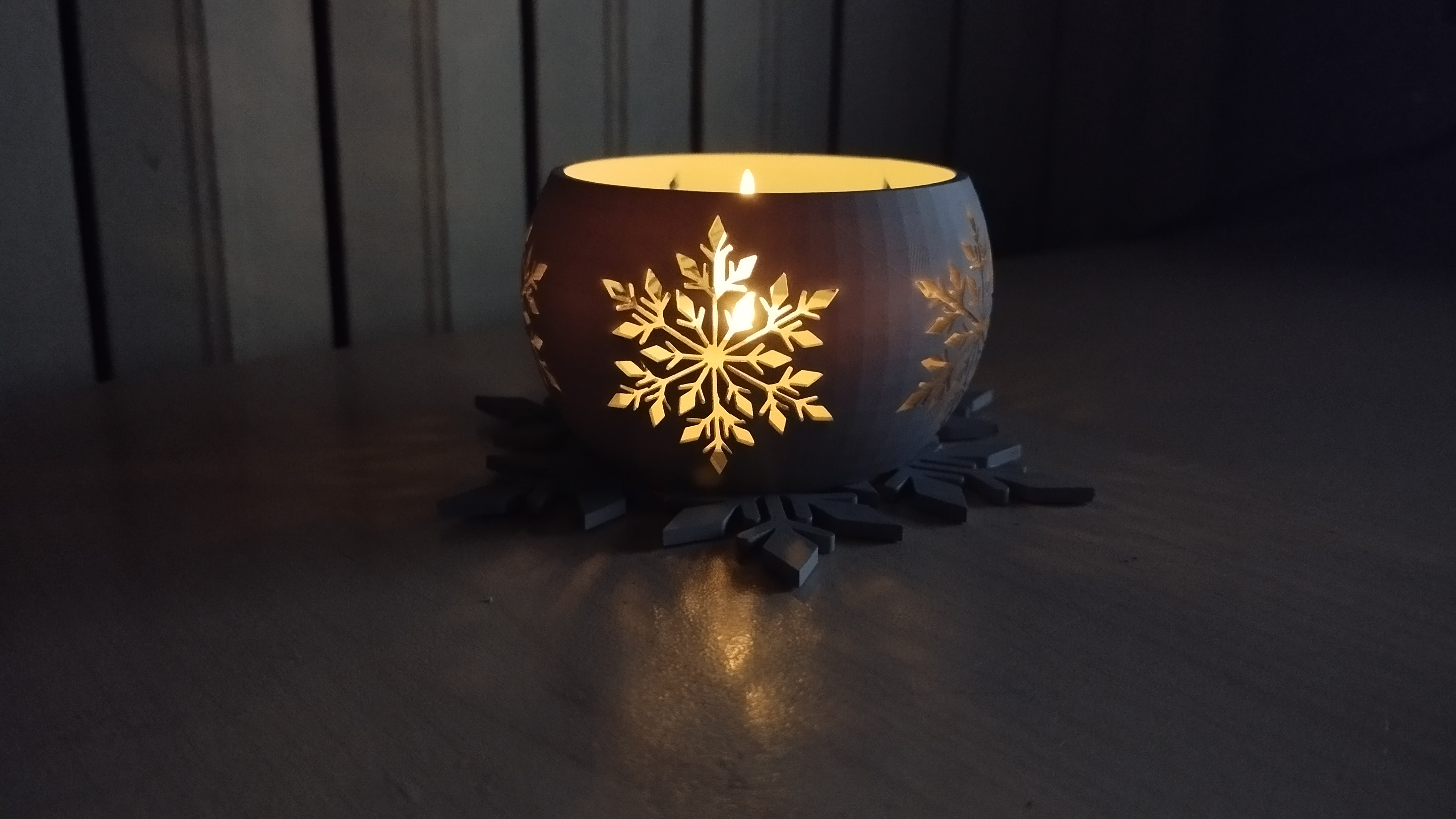 Miniatura 2 do modelo 3D SNOWFLAKE CANDLE HOLDER