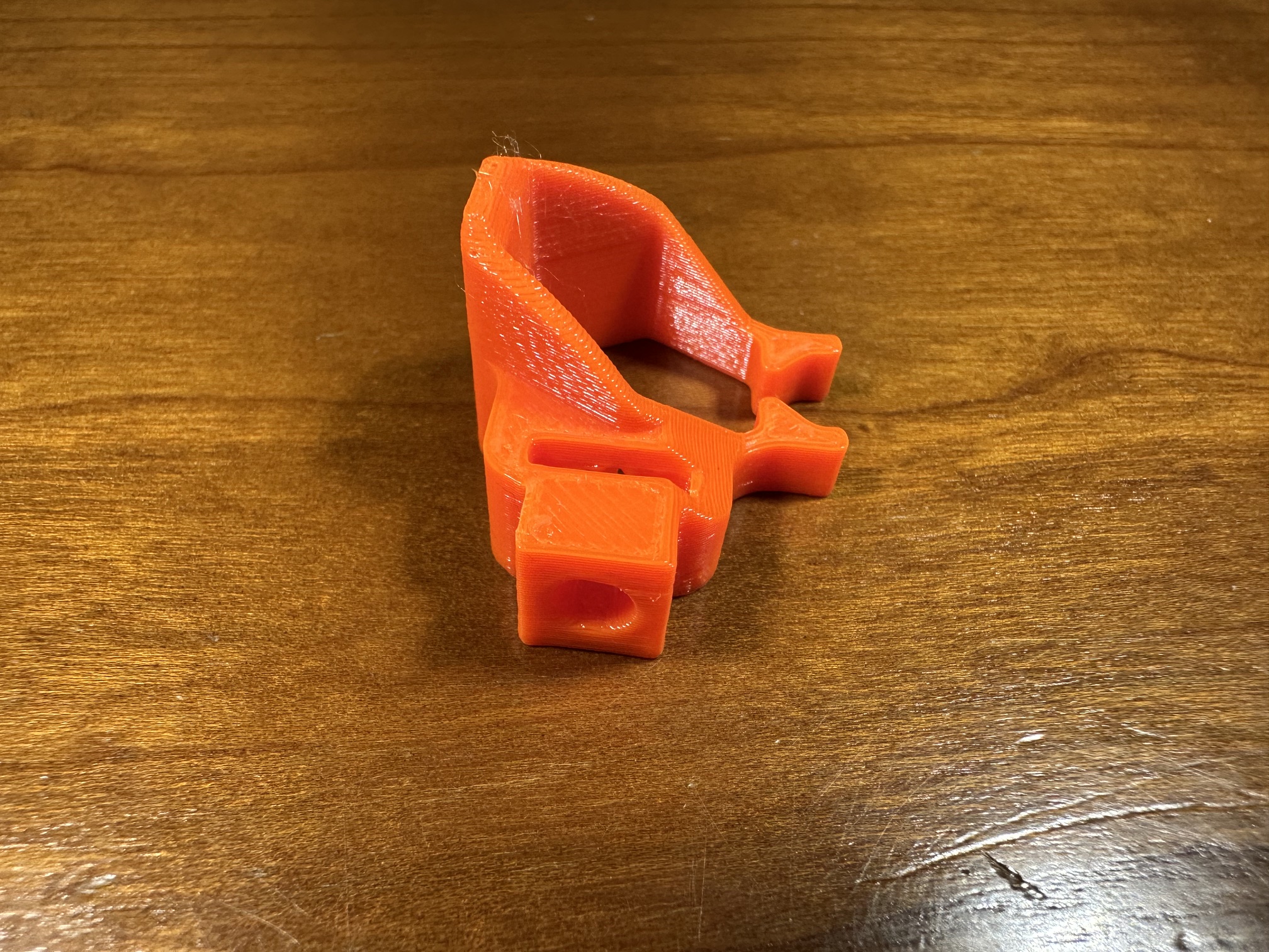 Anti-sag fixture: version with insert nut
