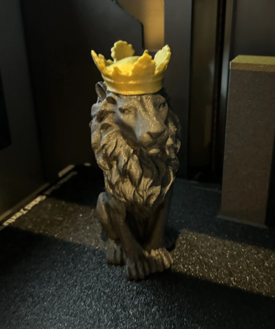 Lion figurine with a Crown