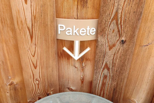 Paket / Pakete Schild mit Pfeil, Paketbox, Ablageort