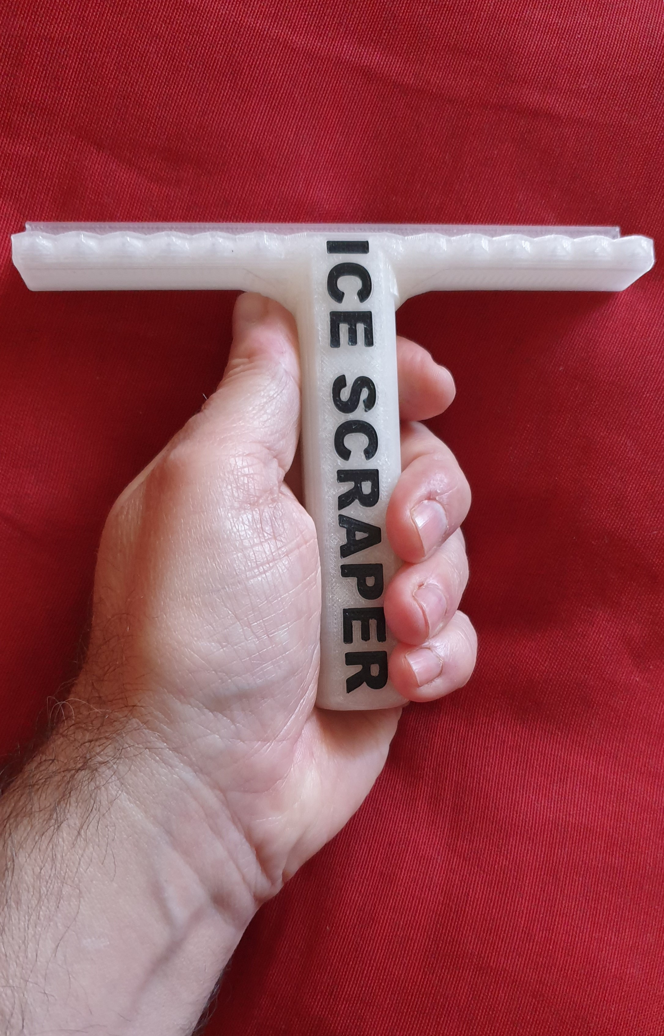 Nuevo rascador de hielo con mango anatómico. New ice scraper with anatomical handle