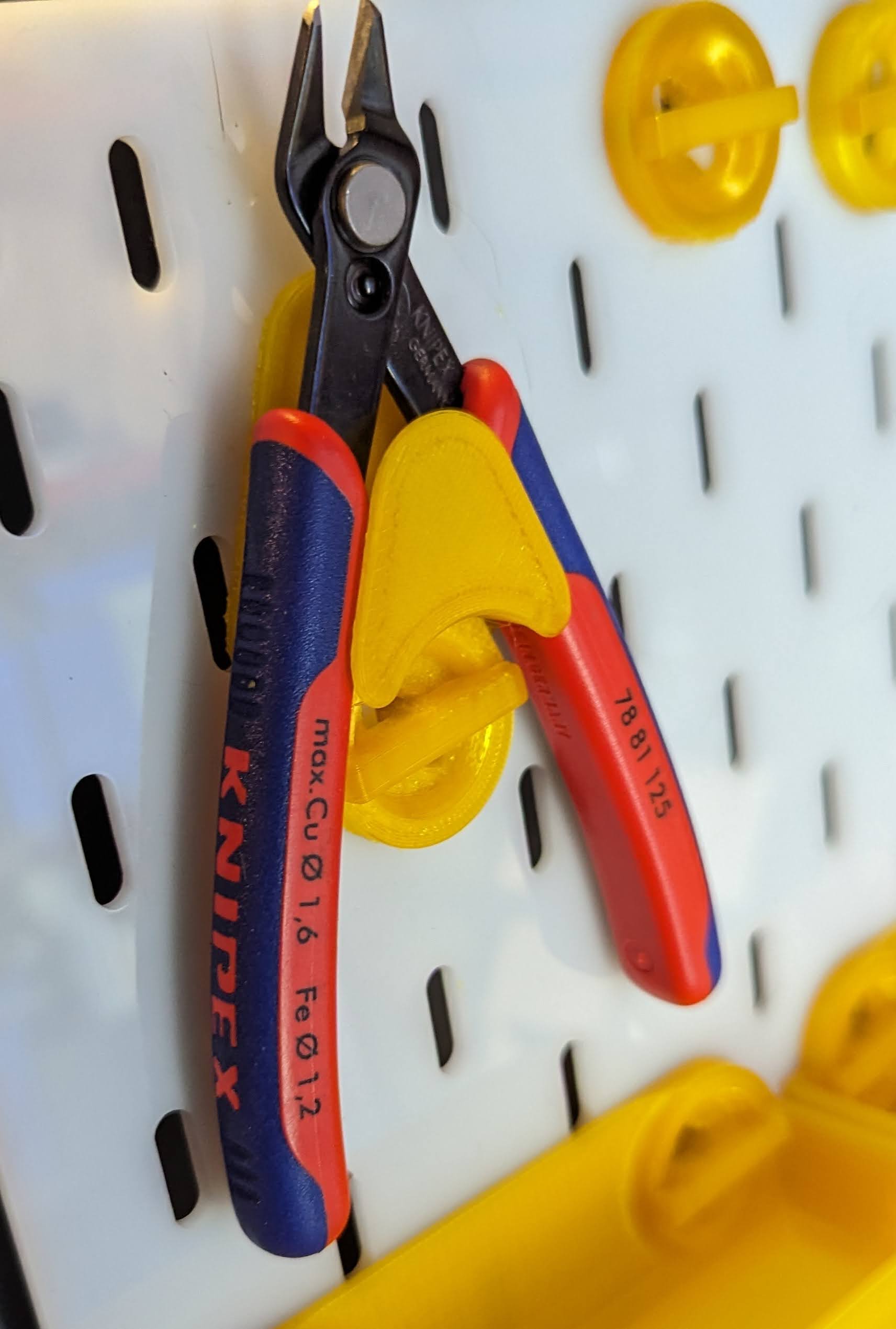 Cutter holder for SKADIS / T-Clip