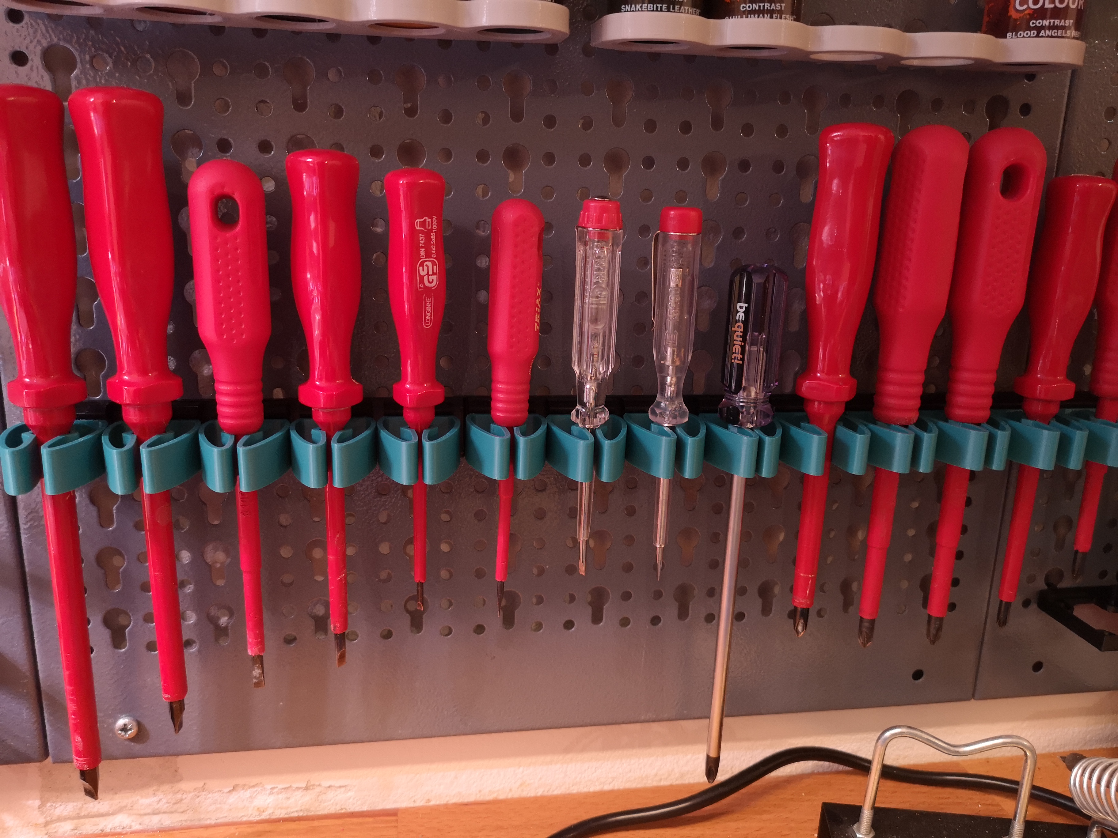 Screwdriver quick store mount with Kuepper (euro holes) peg board  support