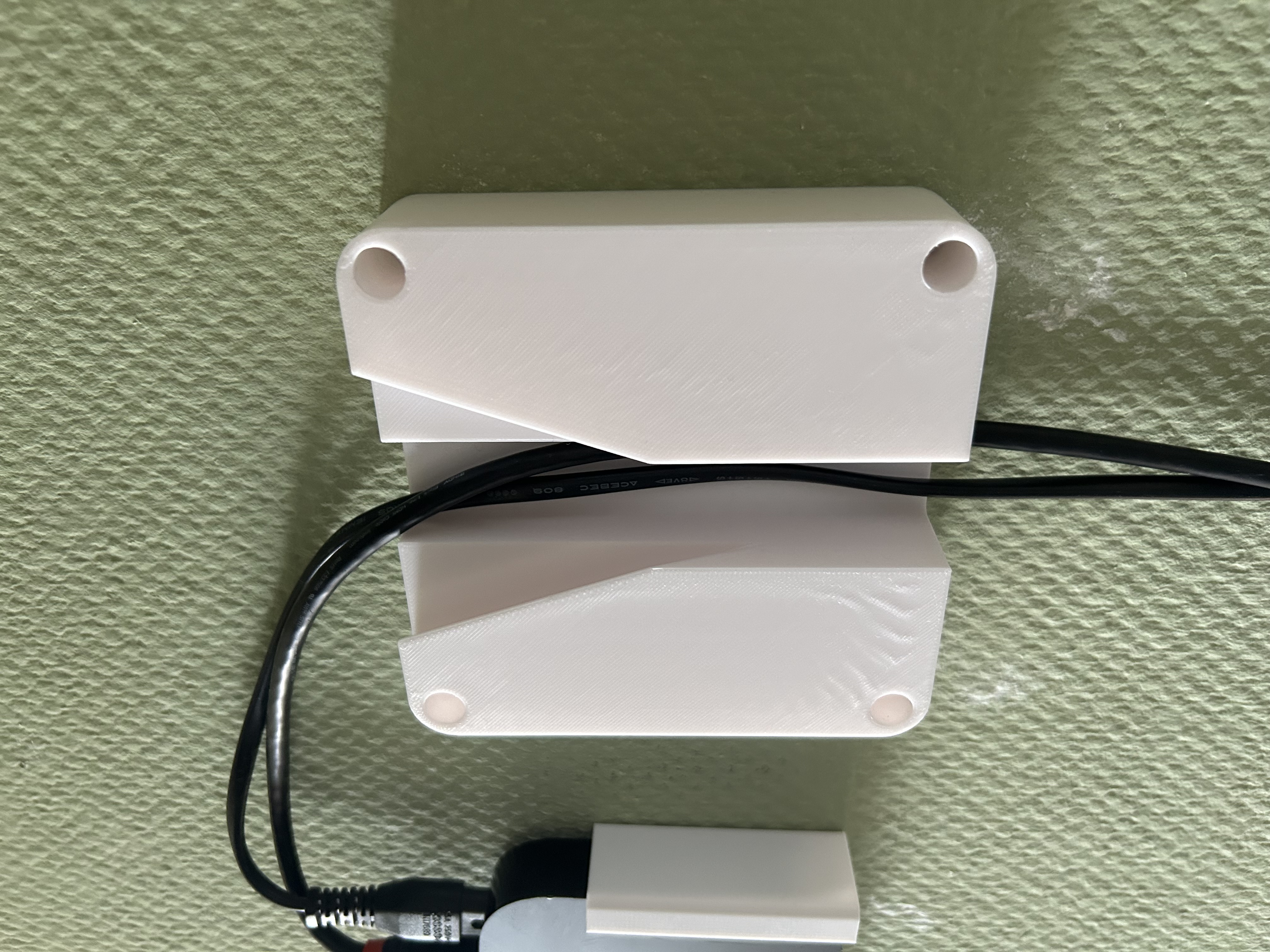 Vesa wallmount with cable gutter