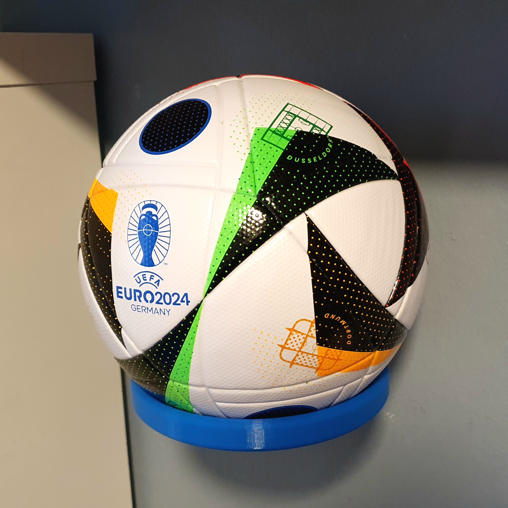 Football Soccer Ball Wall Mount size 4 / 5 / Fußball Wandhalter Größe 4 und 5