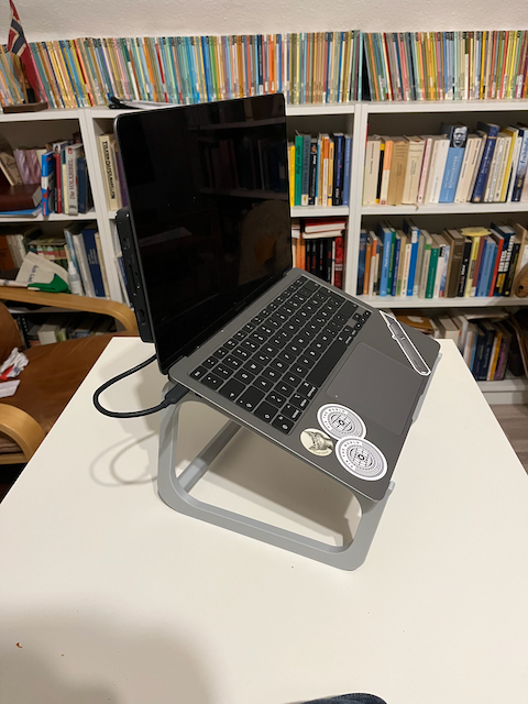 MacBook (Air M1, Pro) stand (remix-printable)