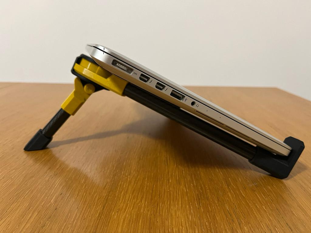 Miniatura 2 do modelo 3D Folding laptop stand