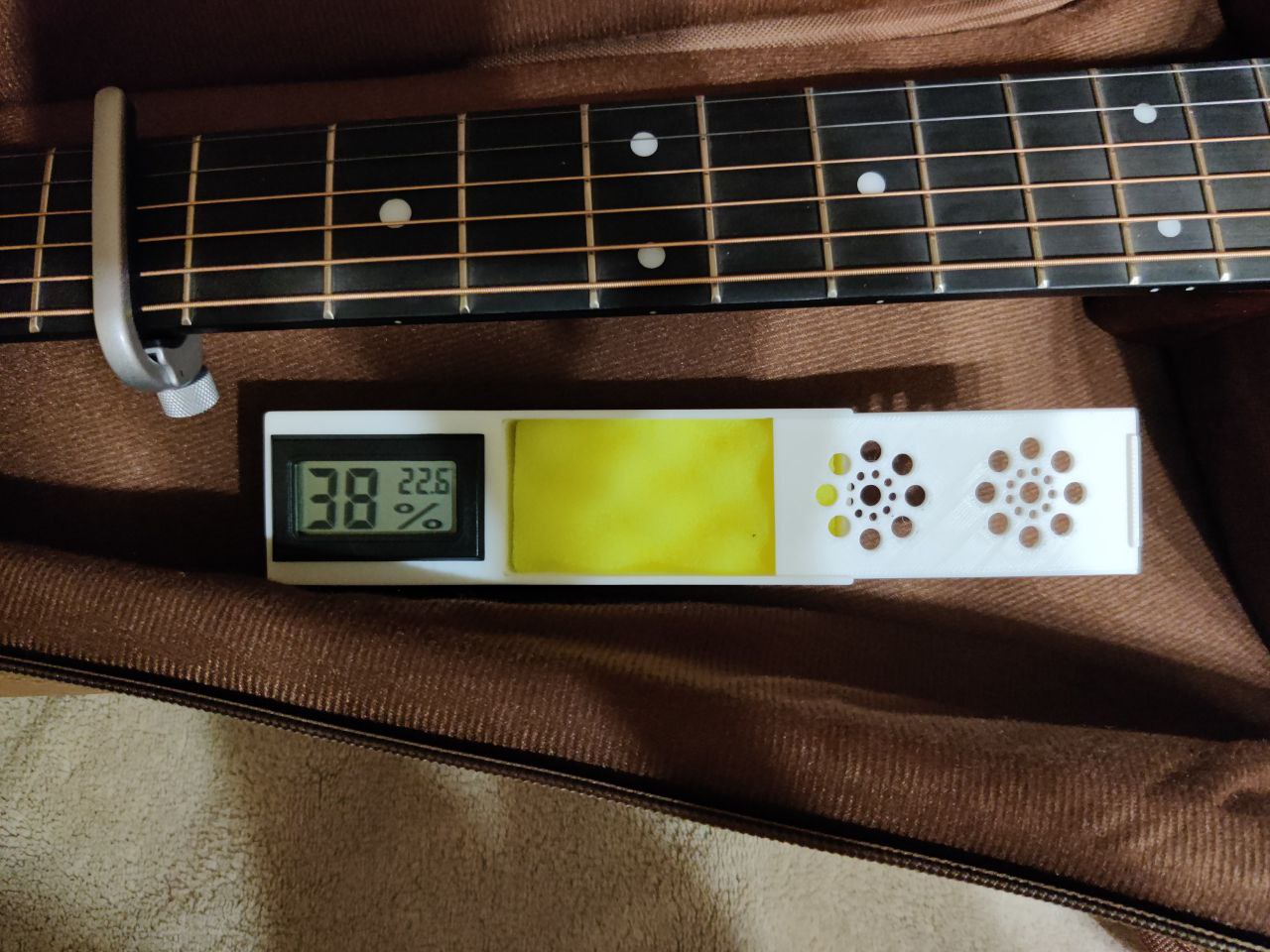 Guitar Humidifier with hygrometer by Eitiidisuda Download free STL