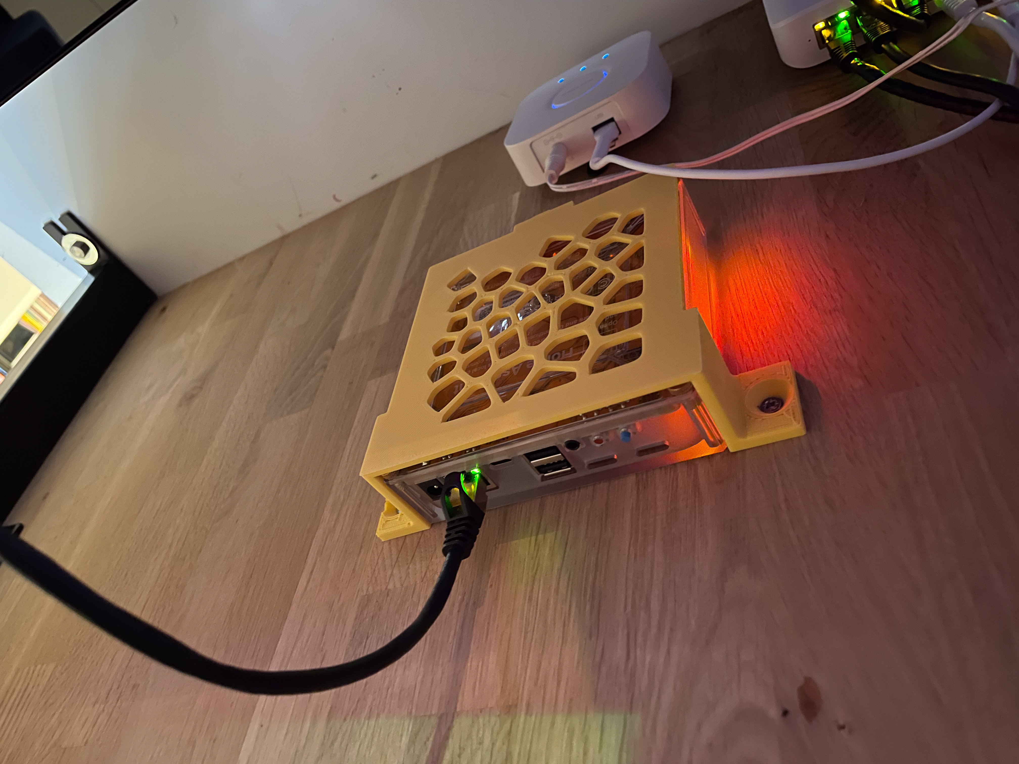 Mounting bracket for Home Assistant Yellow