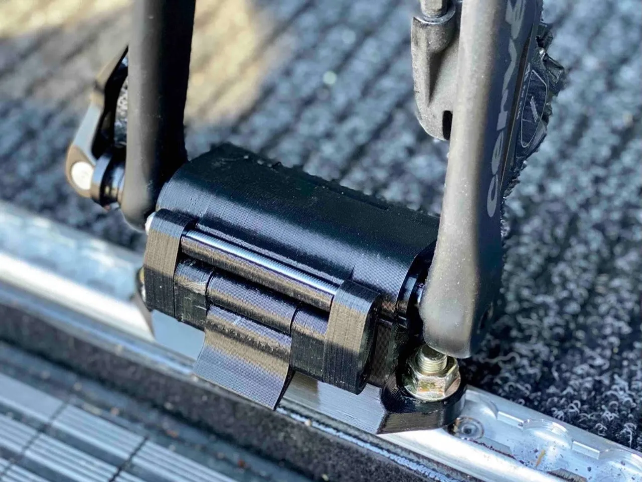 Through outlet axle mount