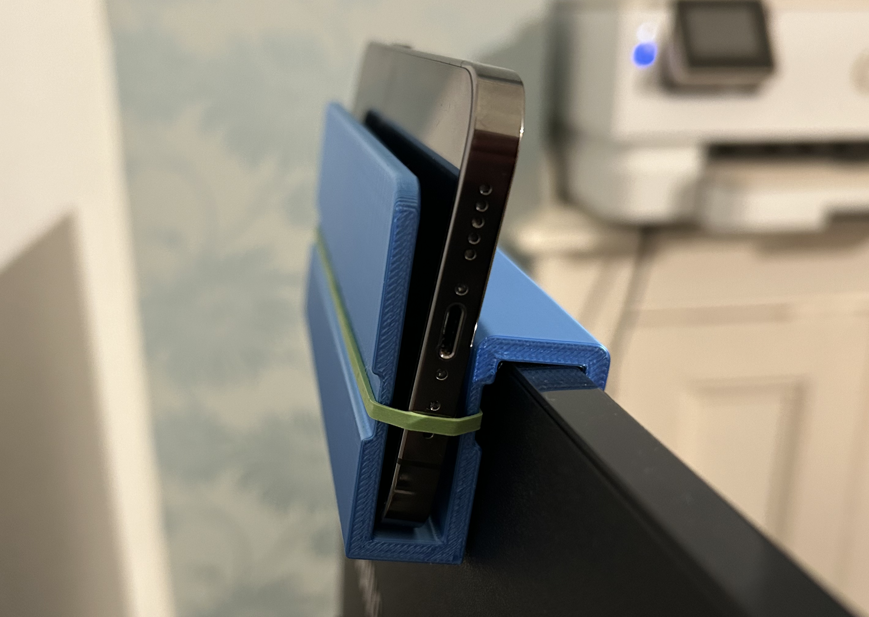 Continuity Camera holder for curved displays