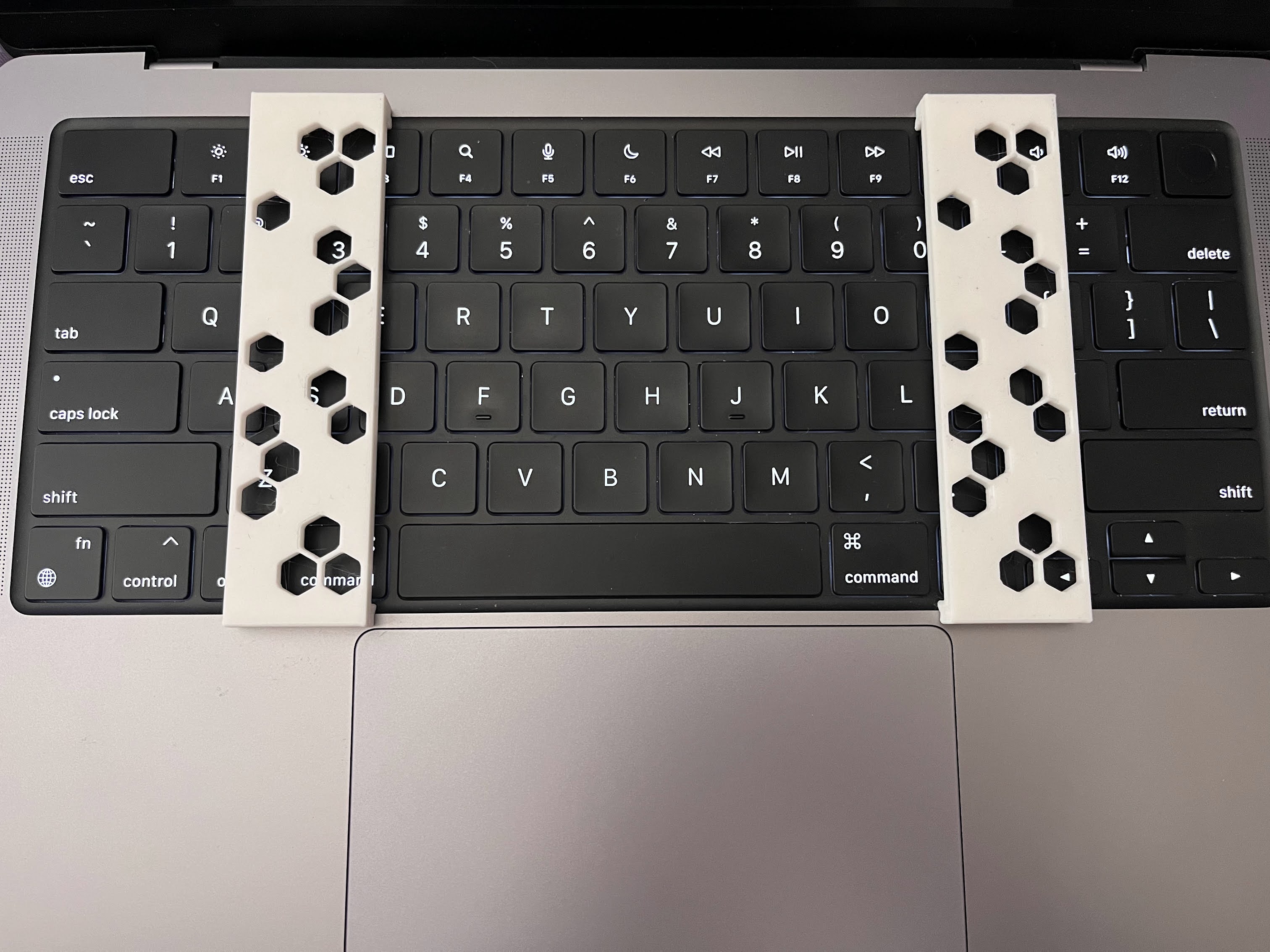 Universal Keyboard standoff for Macbook Pro (2021+ design) by Evie