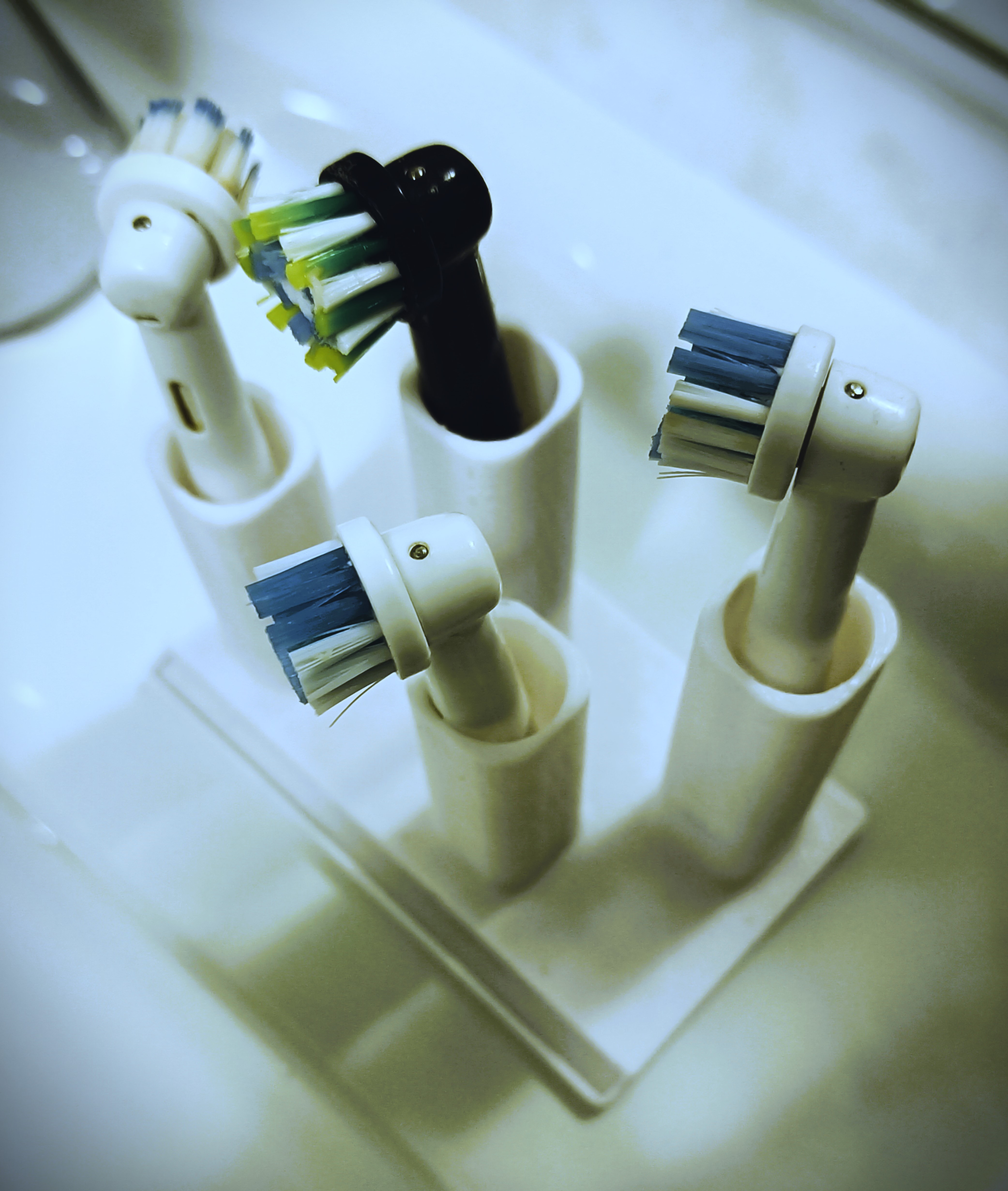 Electric toothbrush head holder par Mattia Cattaneo Téléchargez