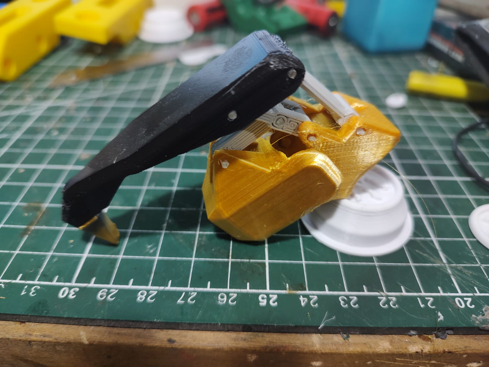 Retractable Claw