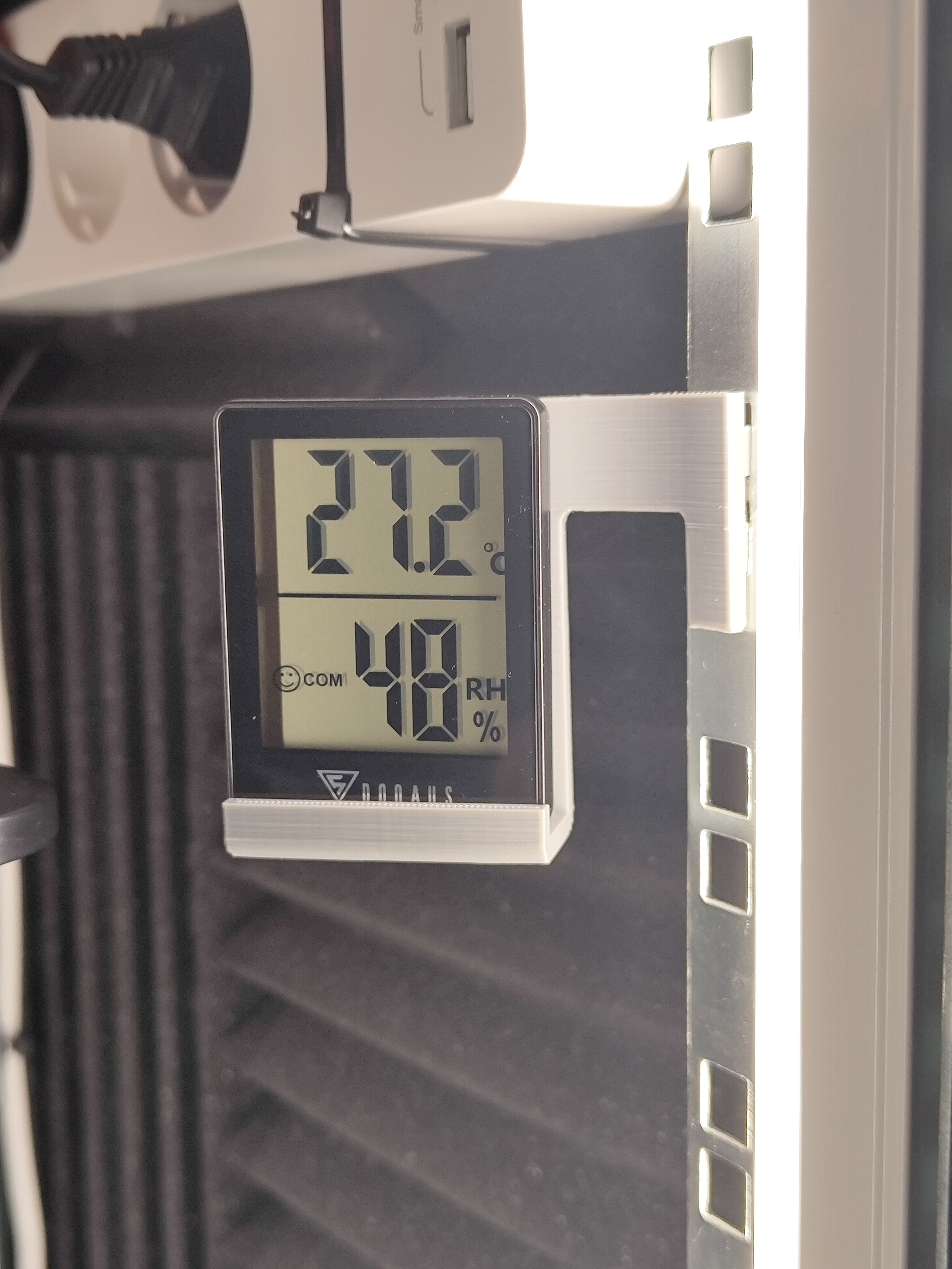 Miniatura 9 do modelo 3D Hygrometer/Thermometer Mount Server Rack