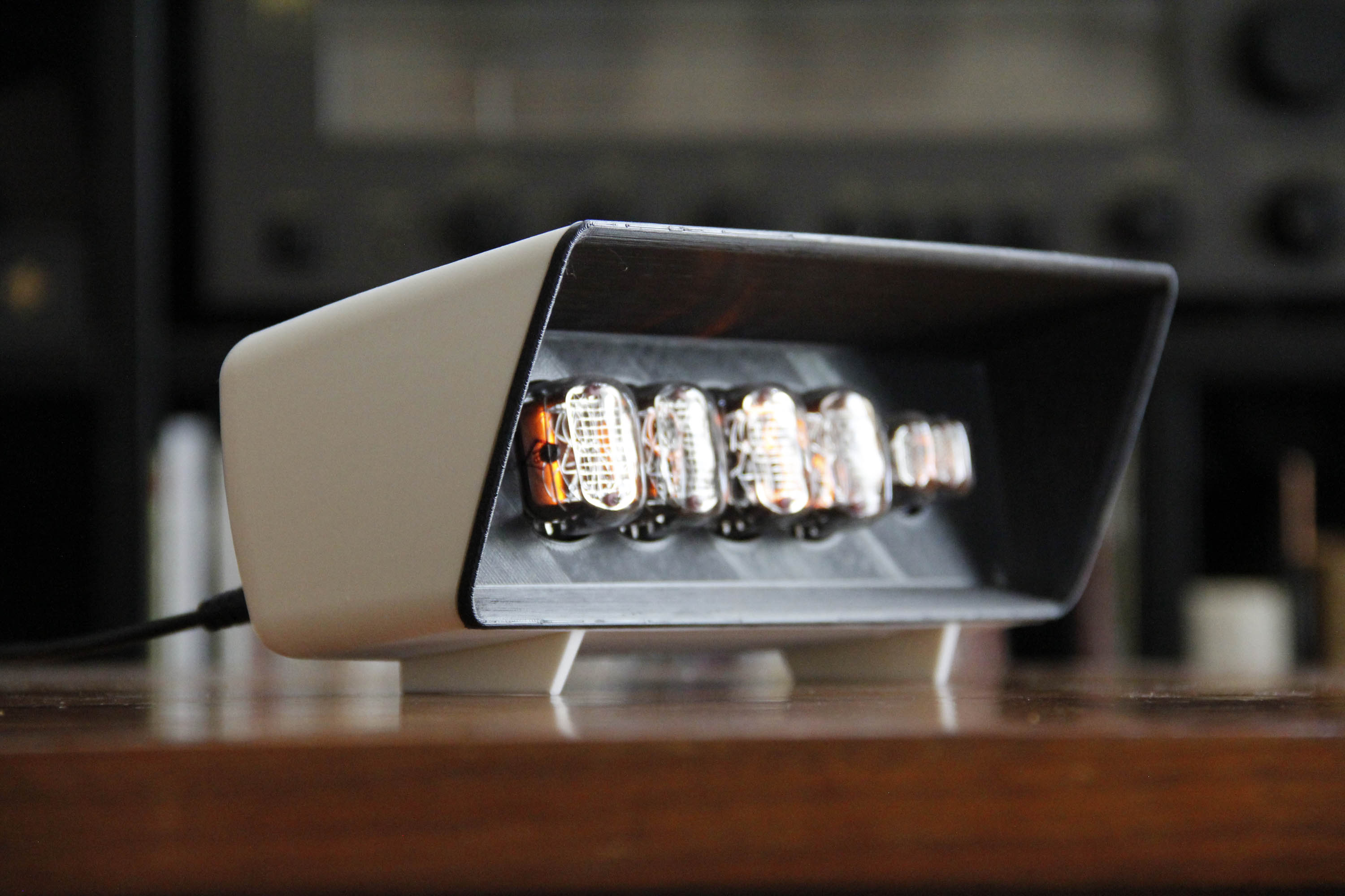 Miniatura 6 do modelo 3D Midcentury Nixie Digital Clock Case