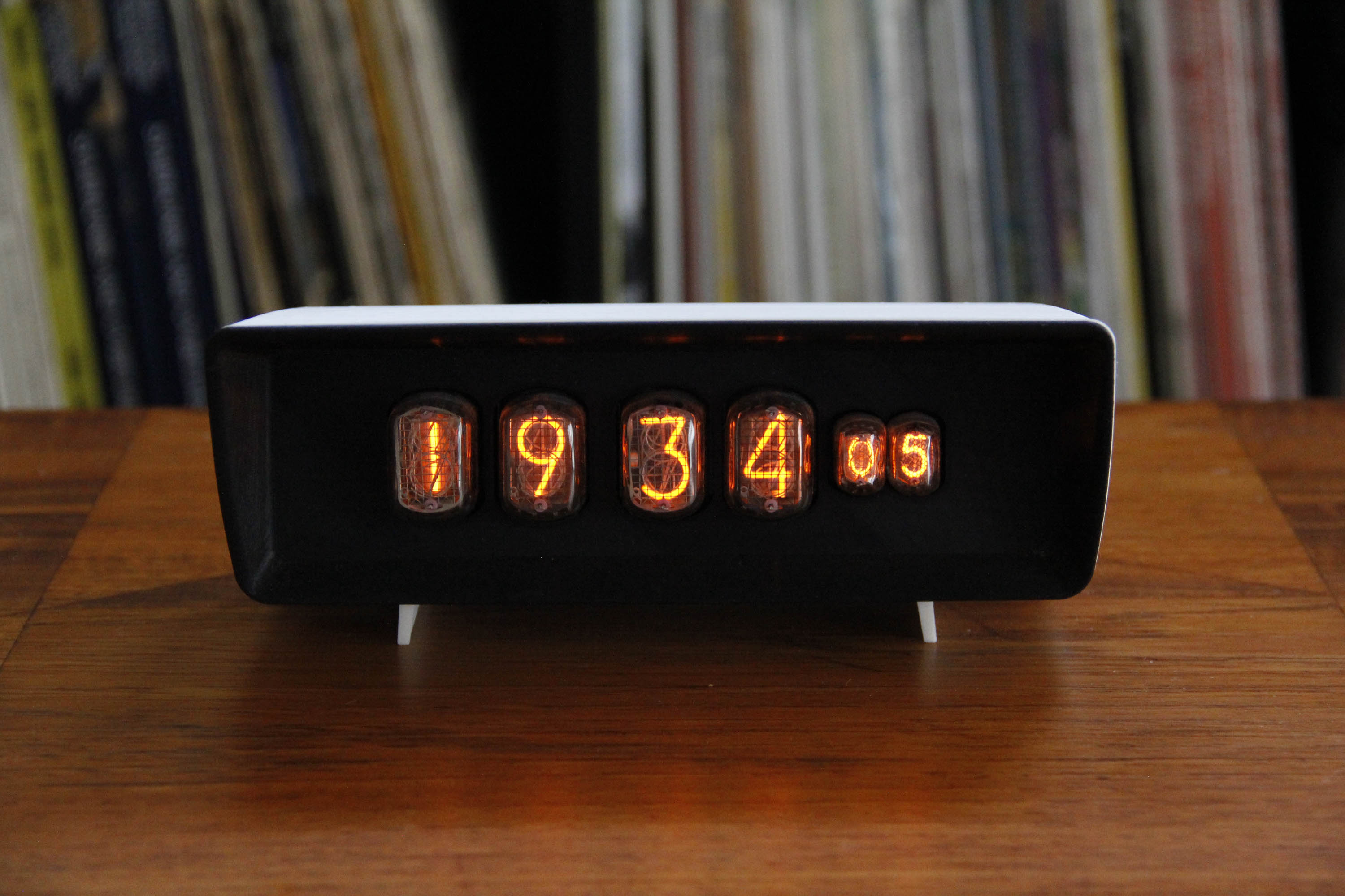 Miniatura 2 do modelo 3D Midcentury Nixie Digital Clock Case